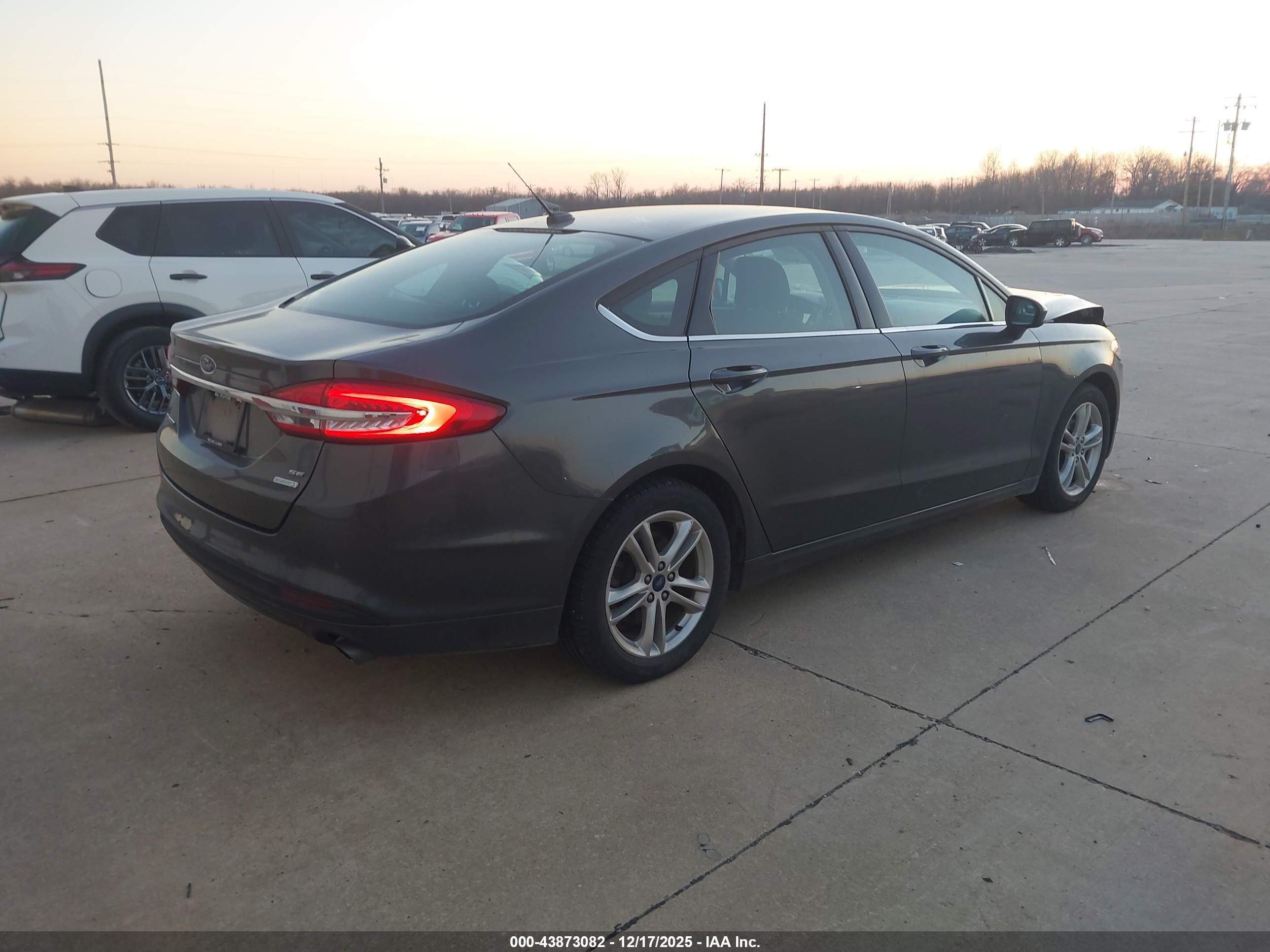 FORD FUSION image 4
