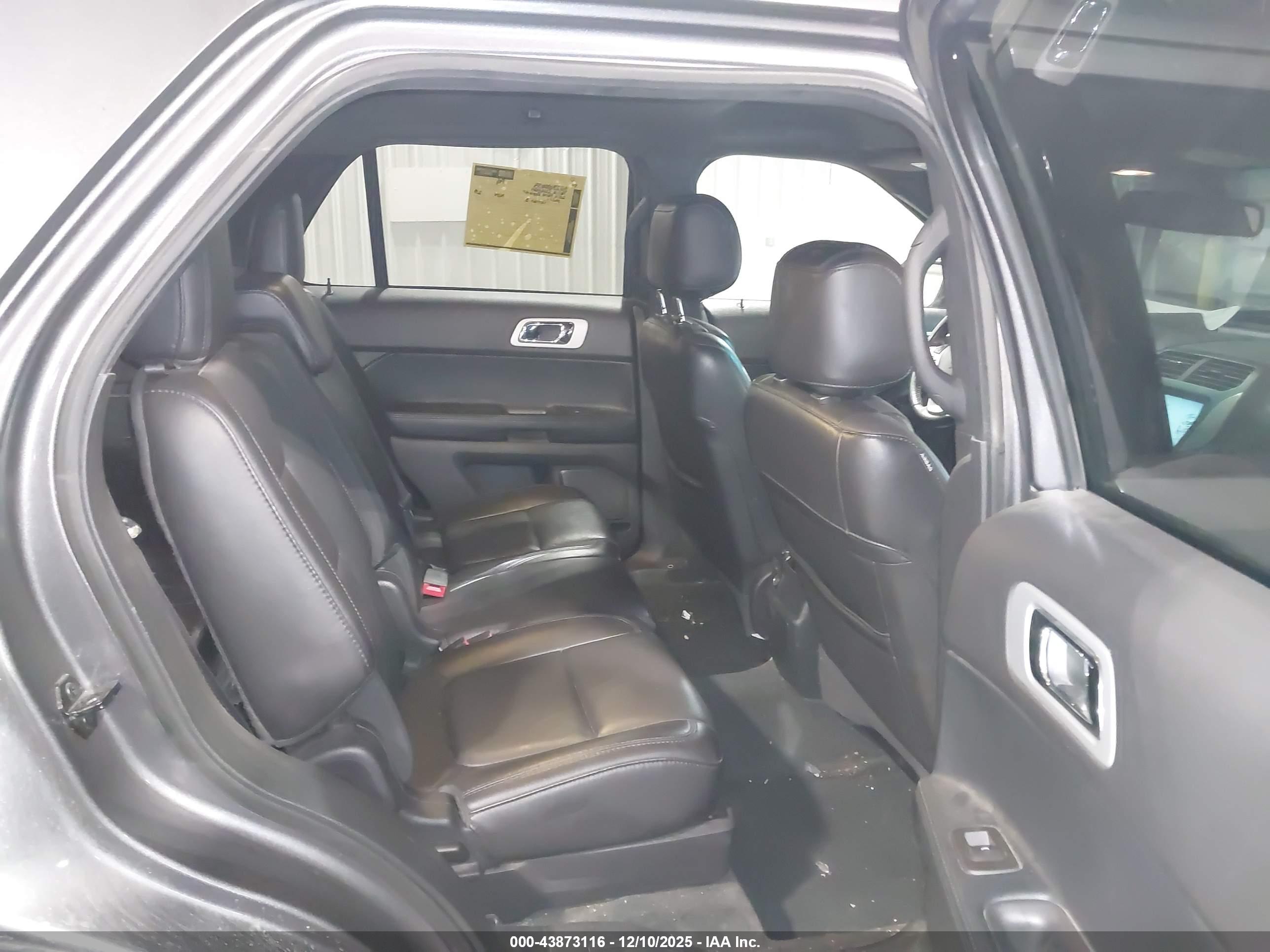 FORD EXPLORER image 8
