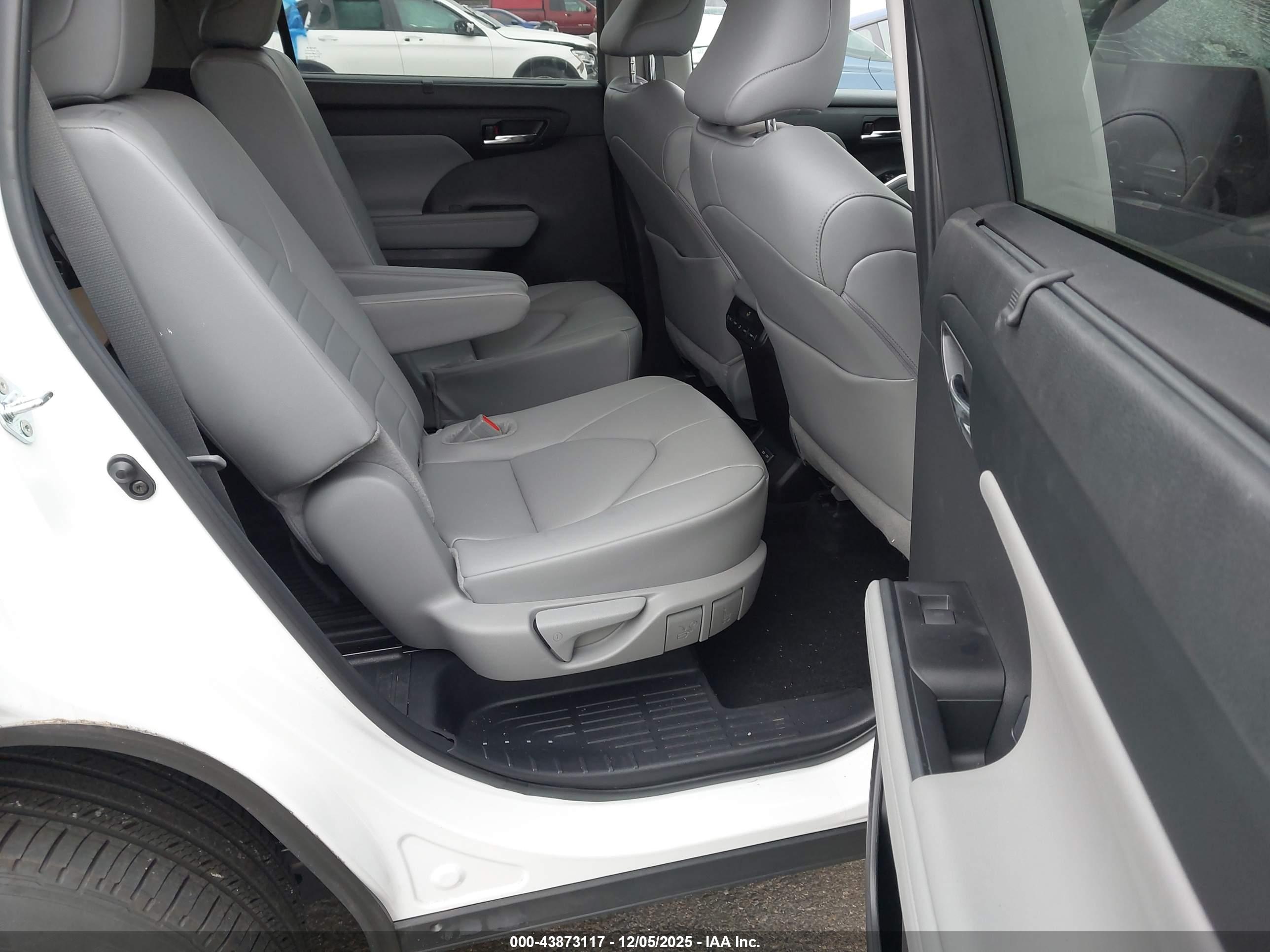 TOYOTA HIGHLANDER image 8