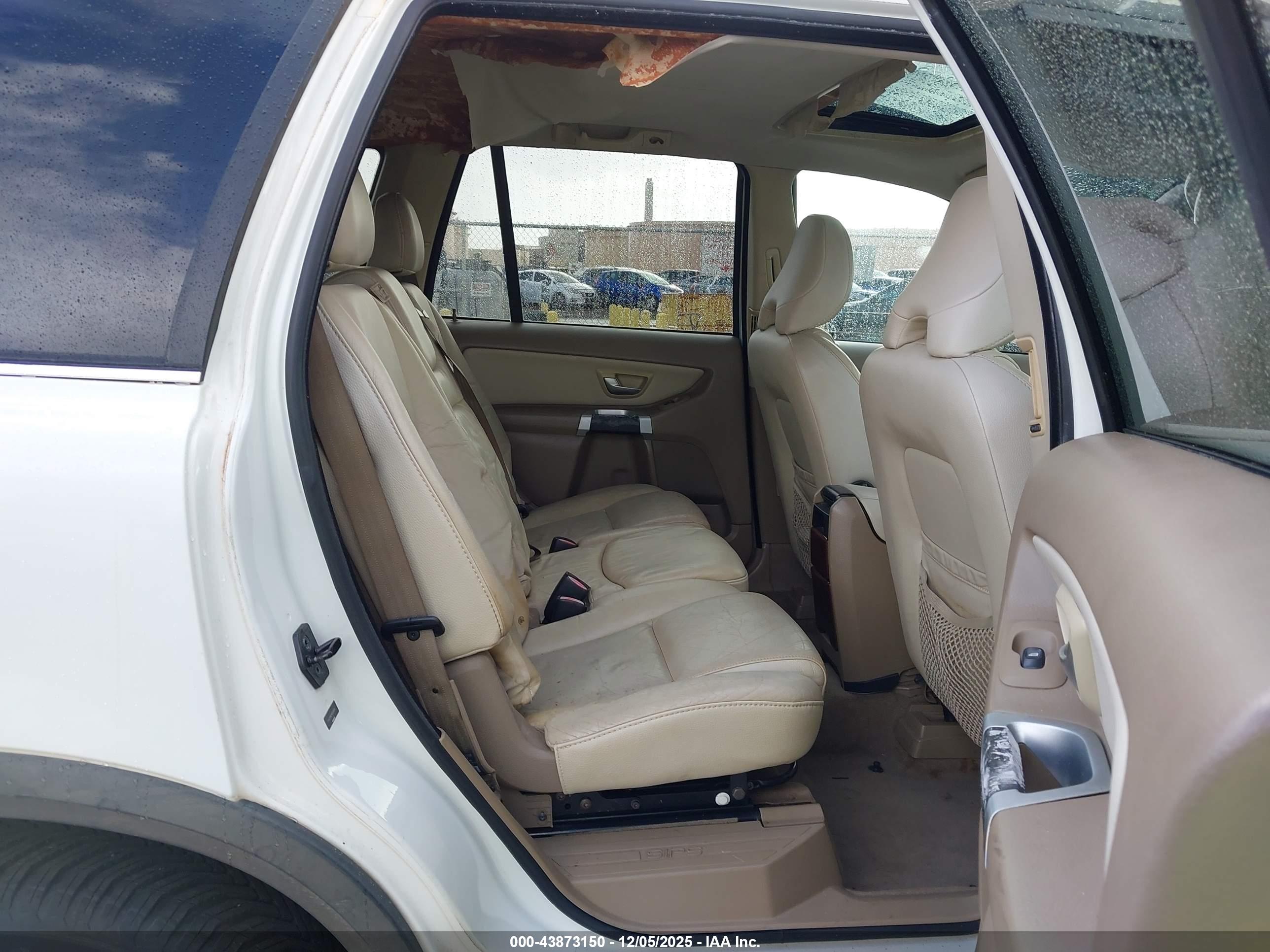 VOLVO XC90 image 8