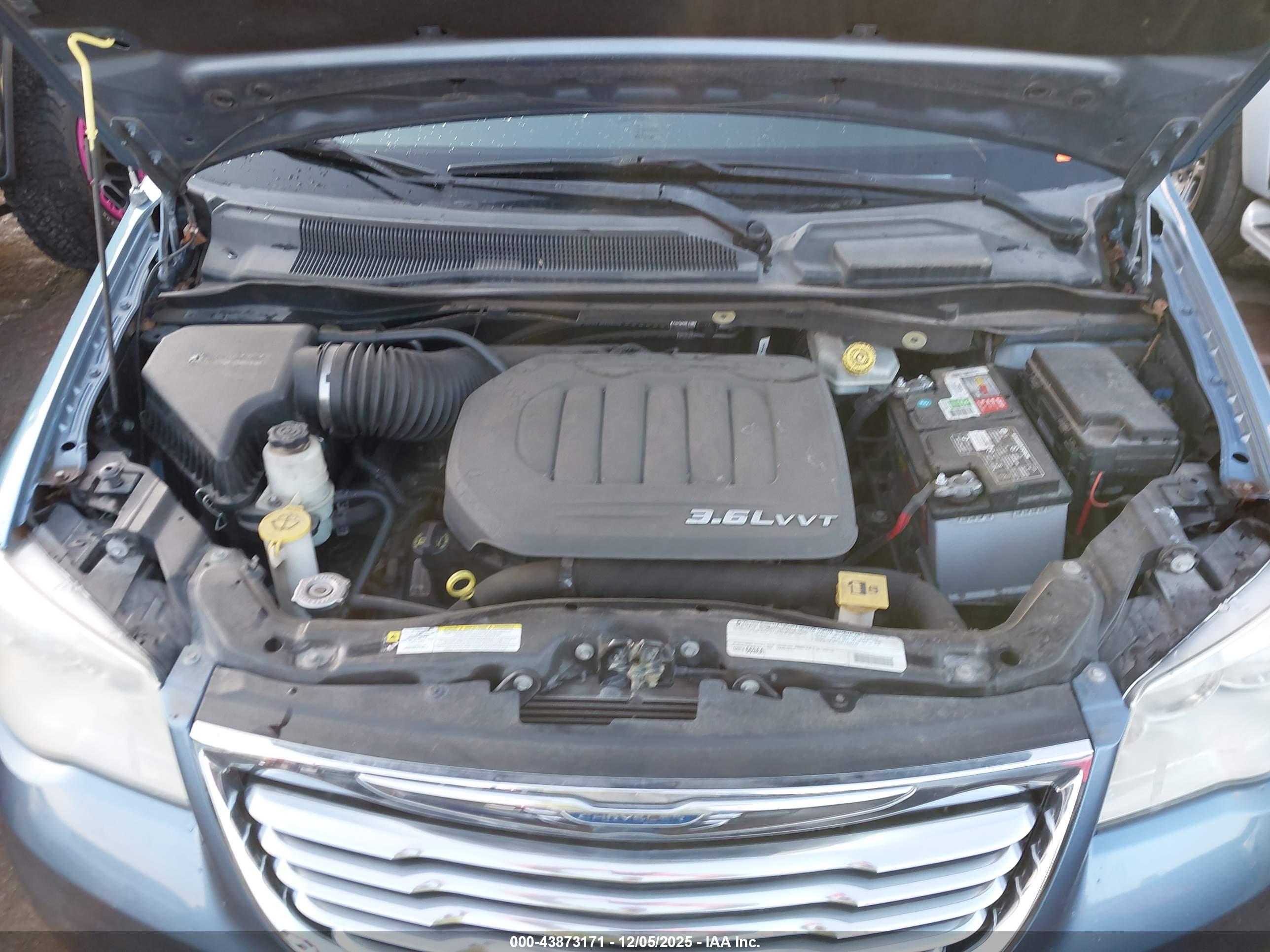 CHRYSLER TOWN image 10