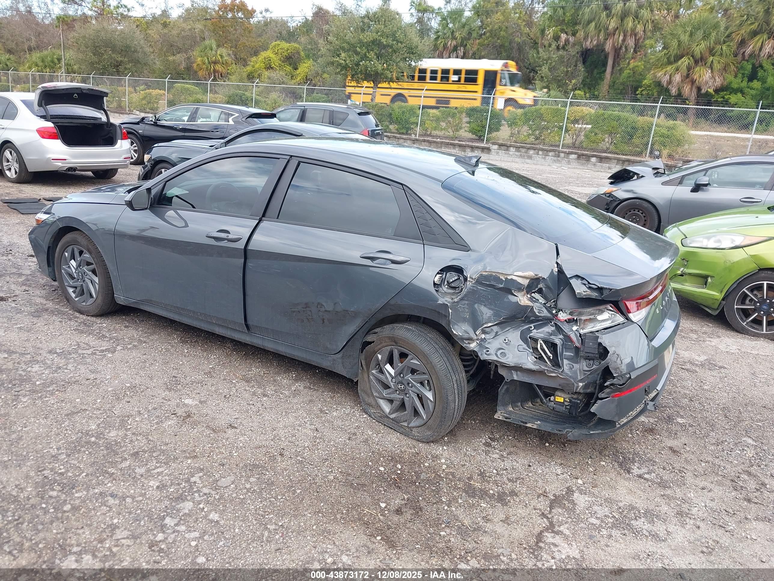 HYUNDAI ELANTRA image 3