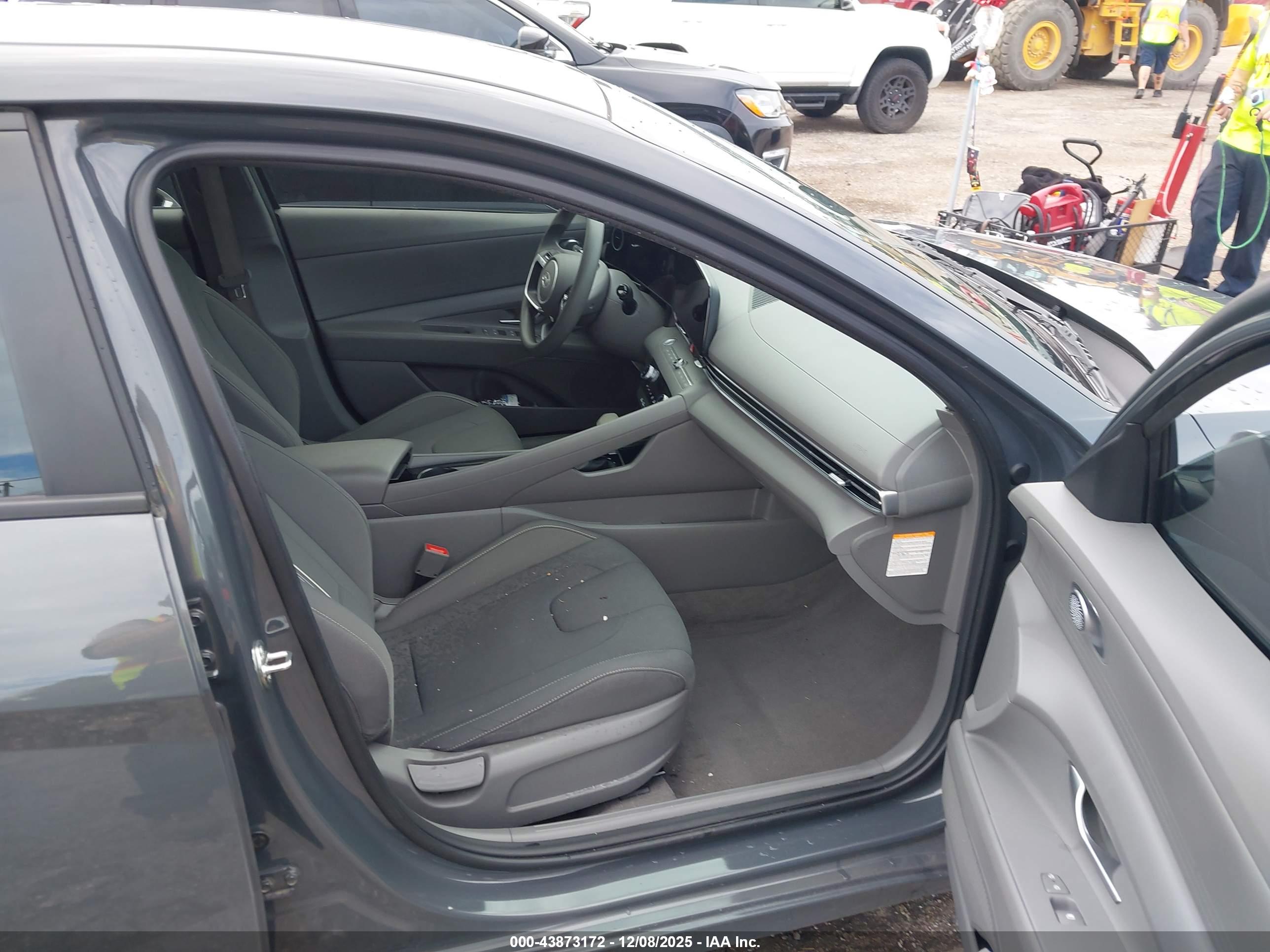 HYUNDAI ELANTRA image 5
