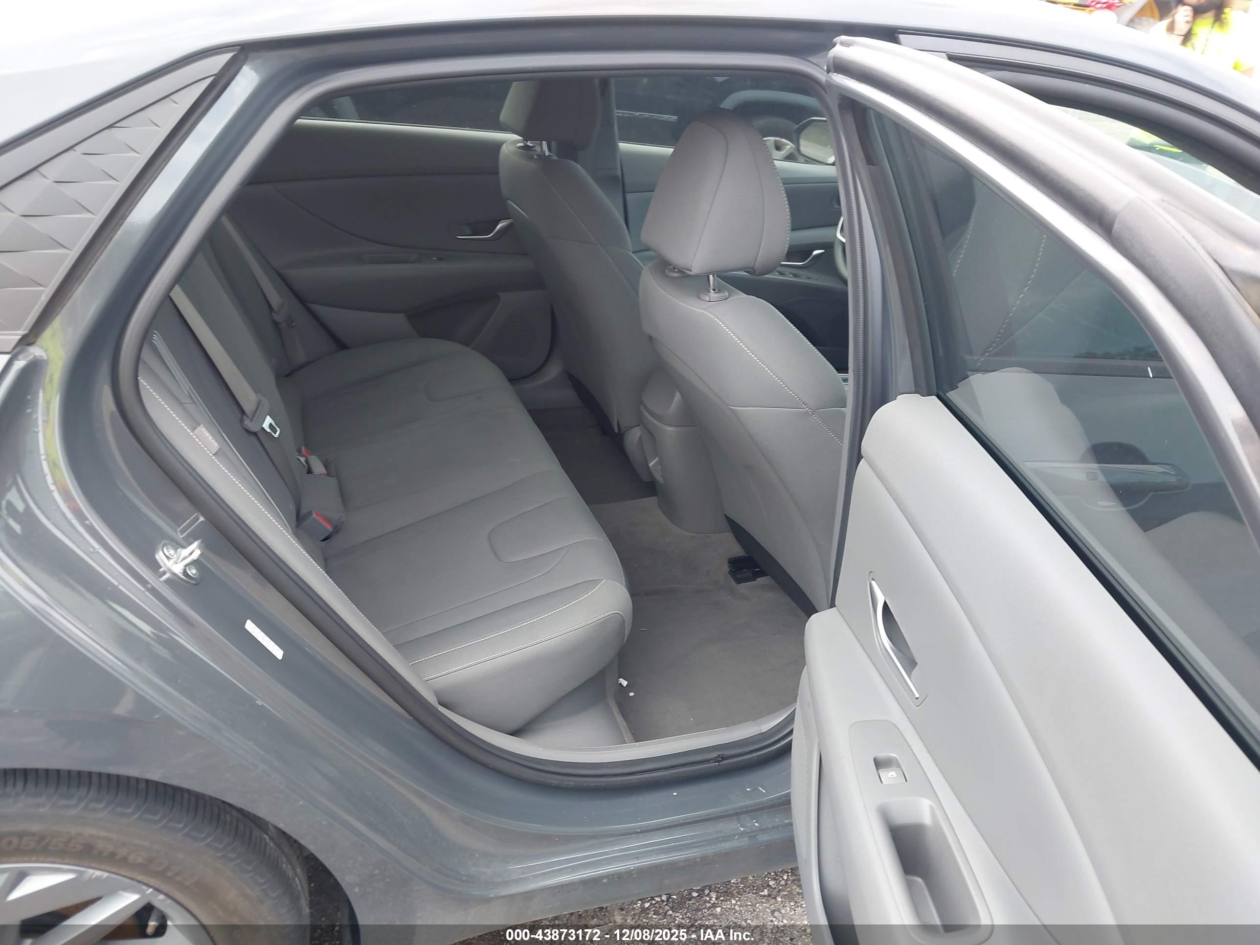 HYUNDAI ELANTRA image 8