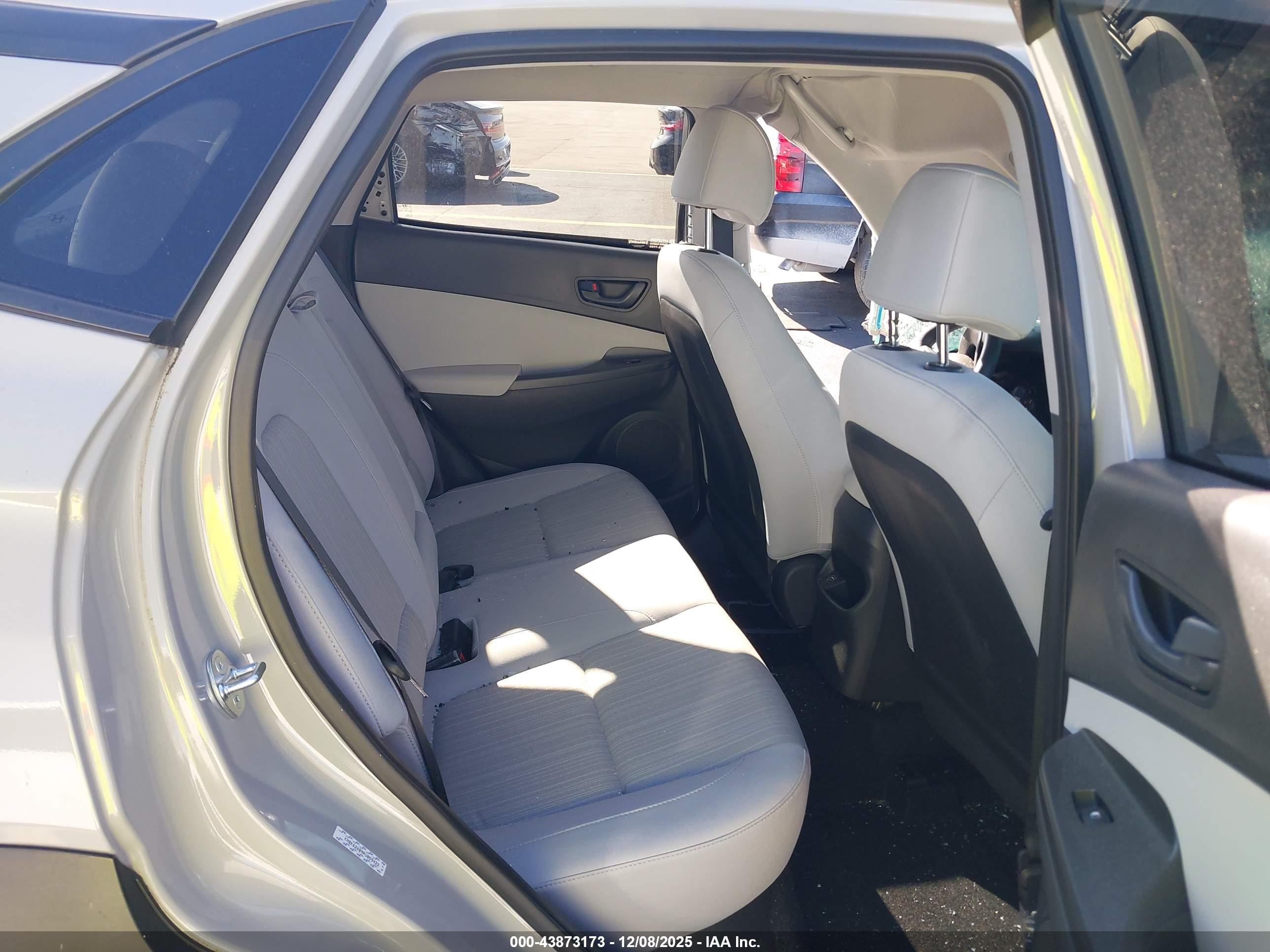 HYUNDAI KONA image 8