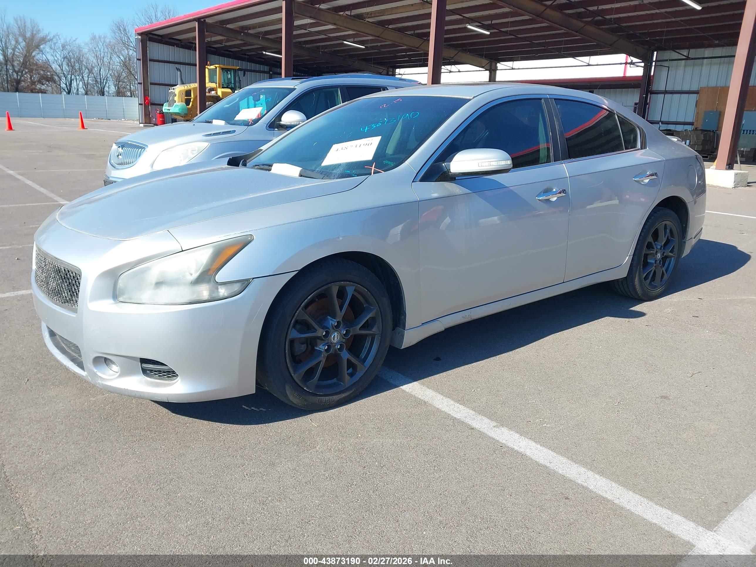 NISSAN MAXIMA image 2