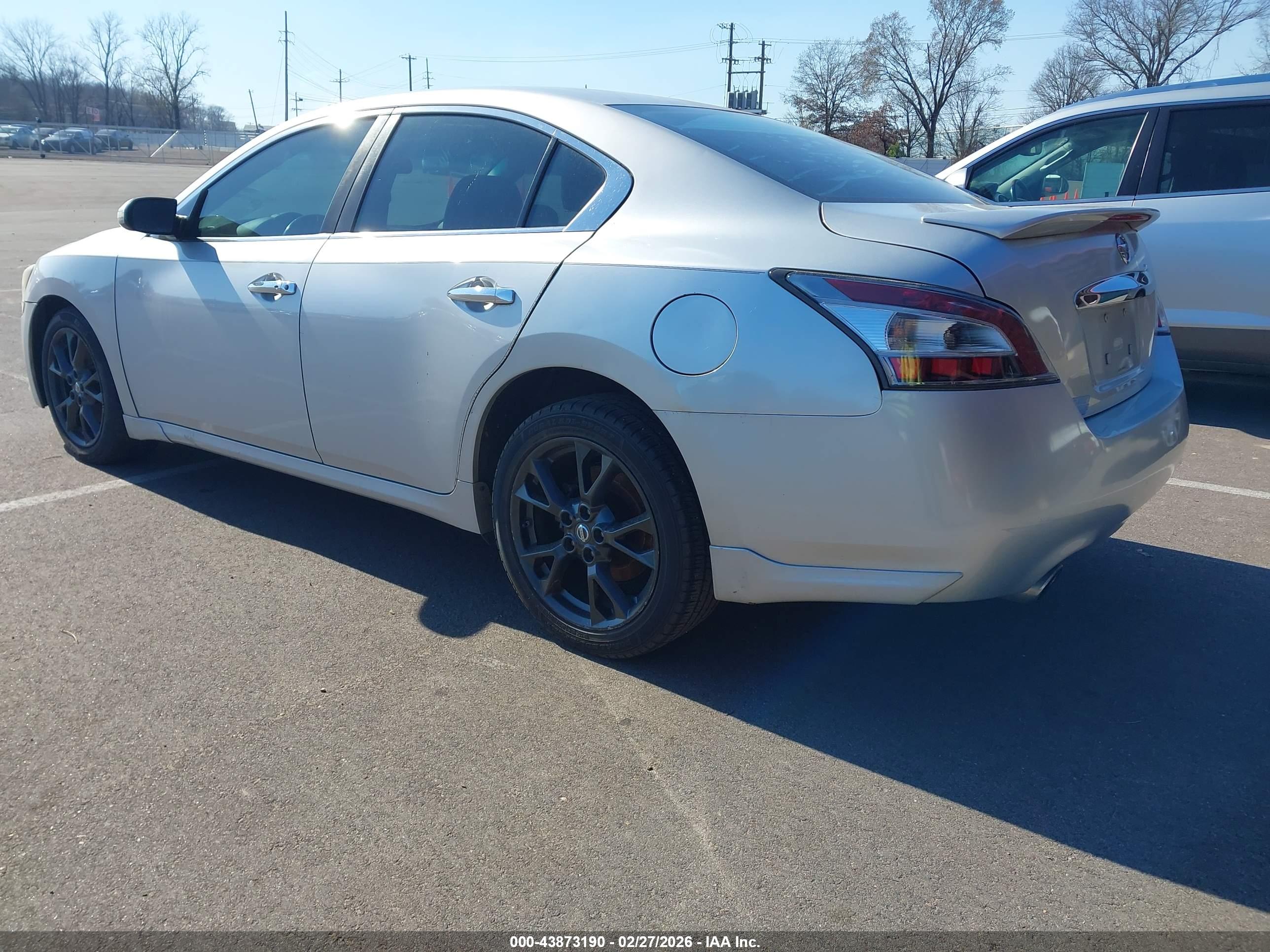 NISSAN MAXIMA image 3
