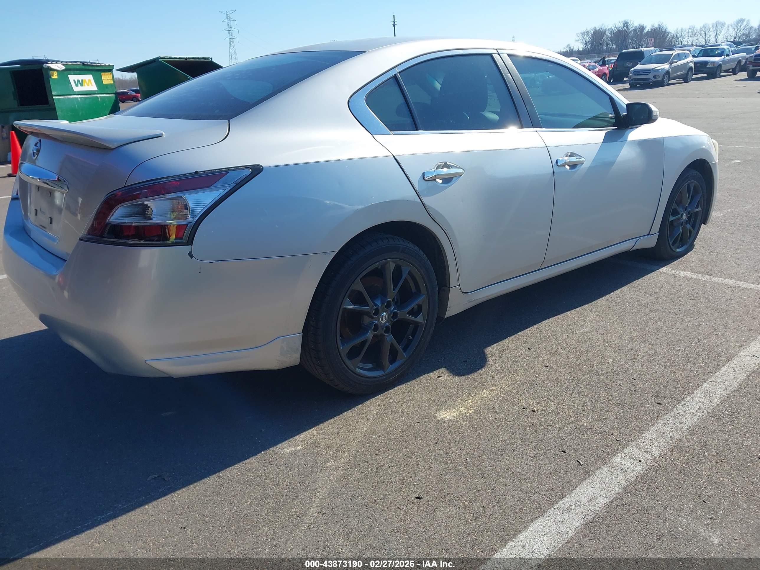 NISSAN MAXIMA image 4