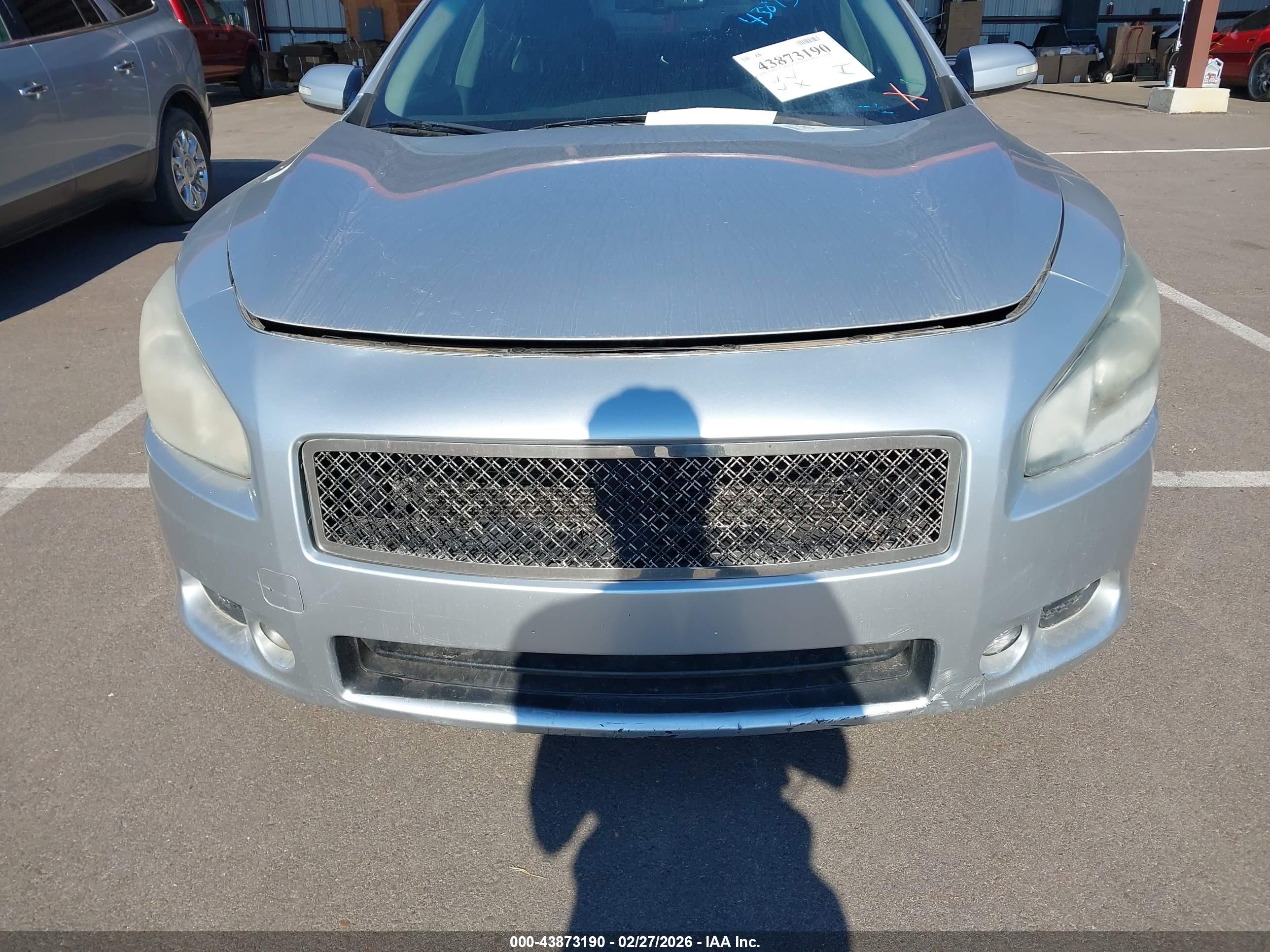 NISSAN MAXIMA image 6