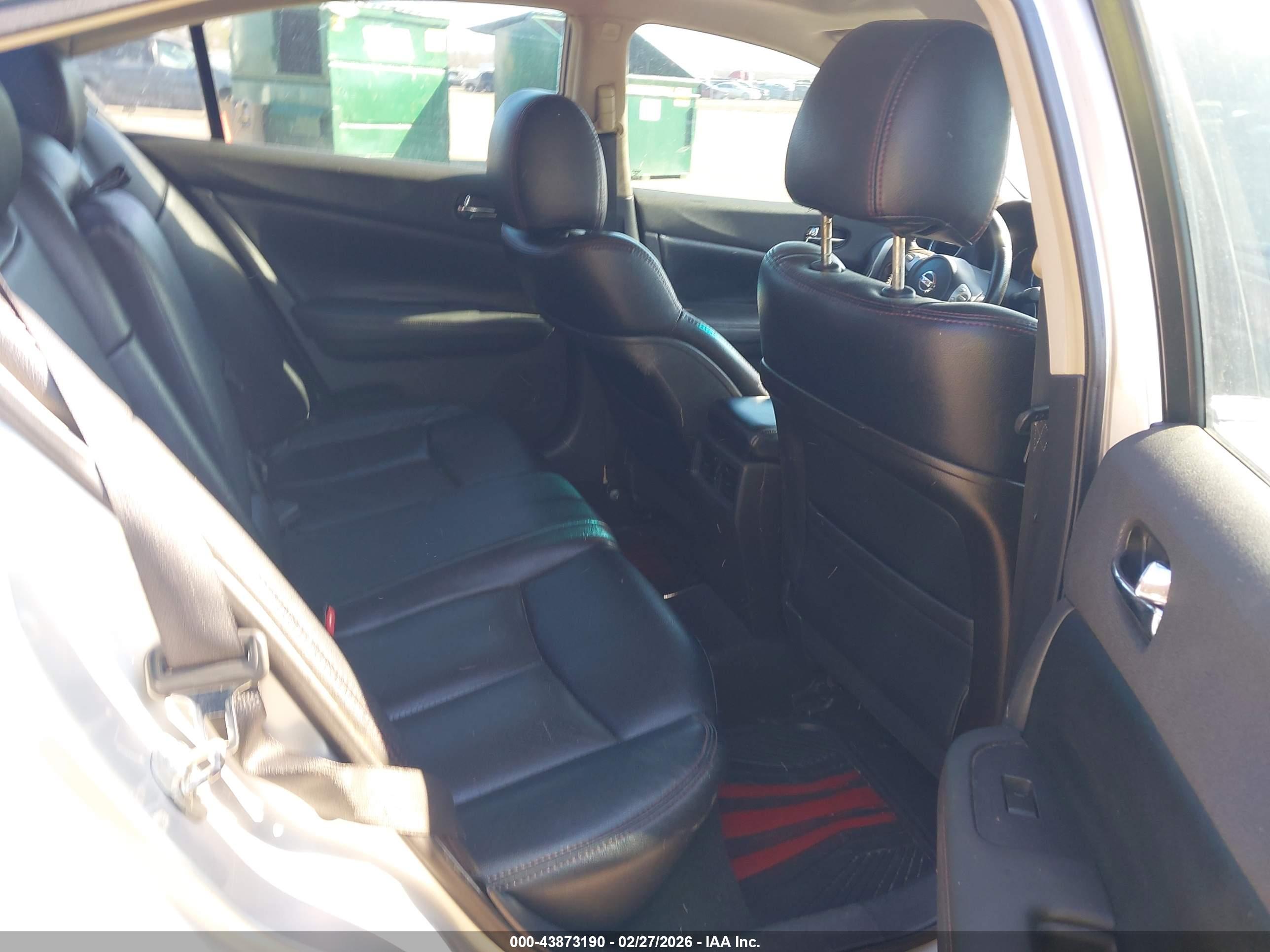 NISSAN MAXIMA image 8