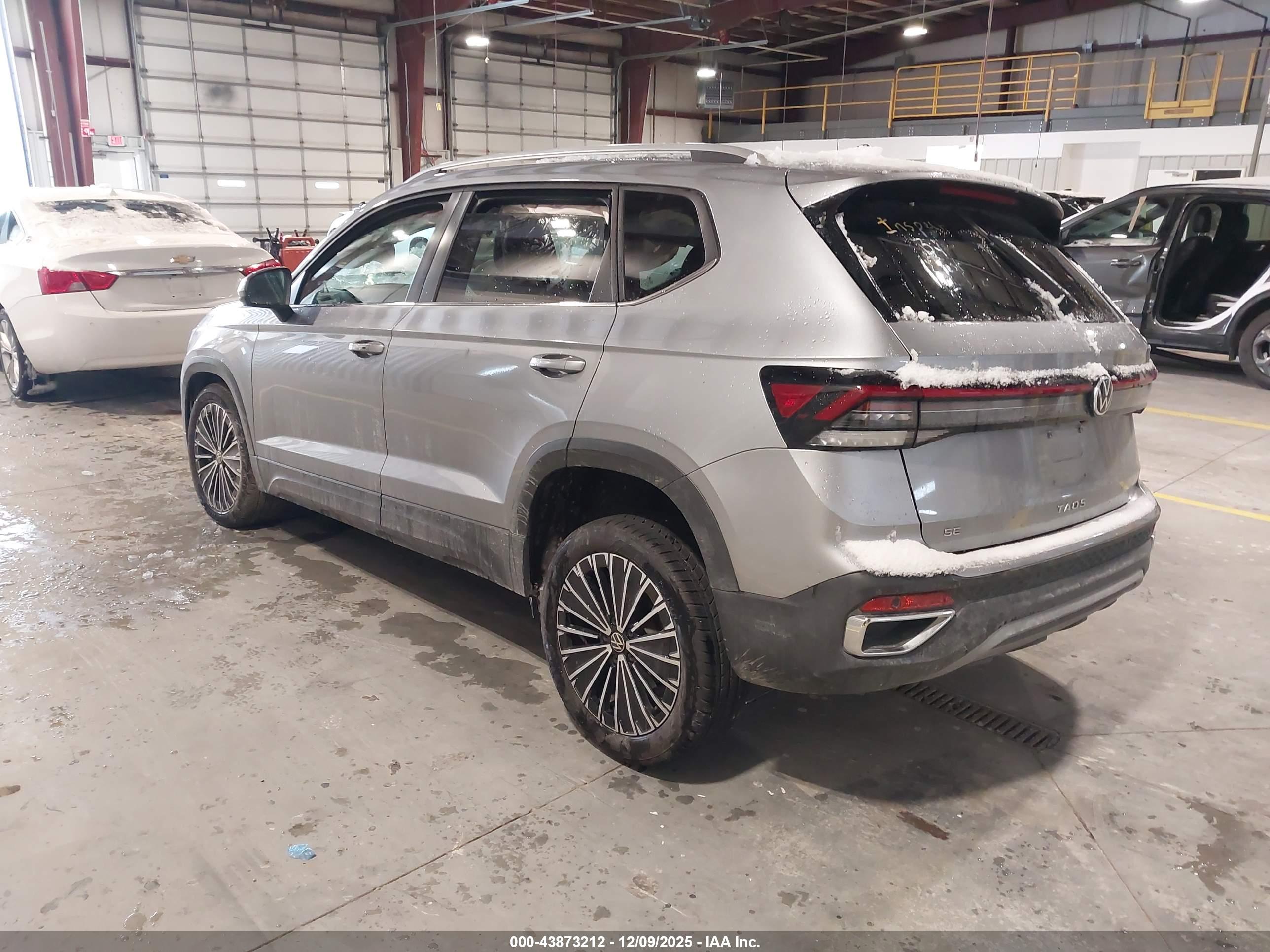 VOLKSWAGEN TAOS image 3