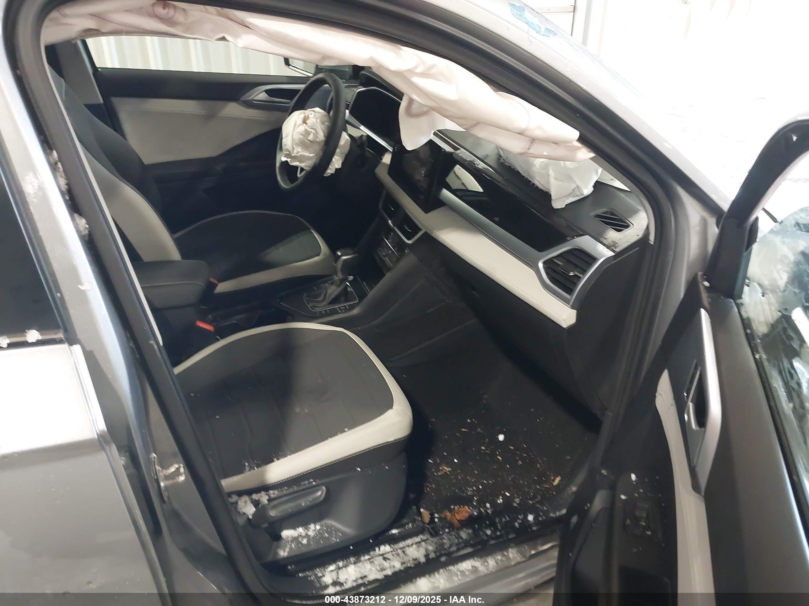 VOLKSWAGEN TAOS image 5