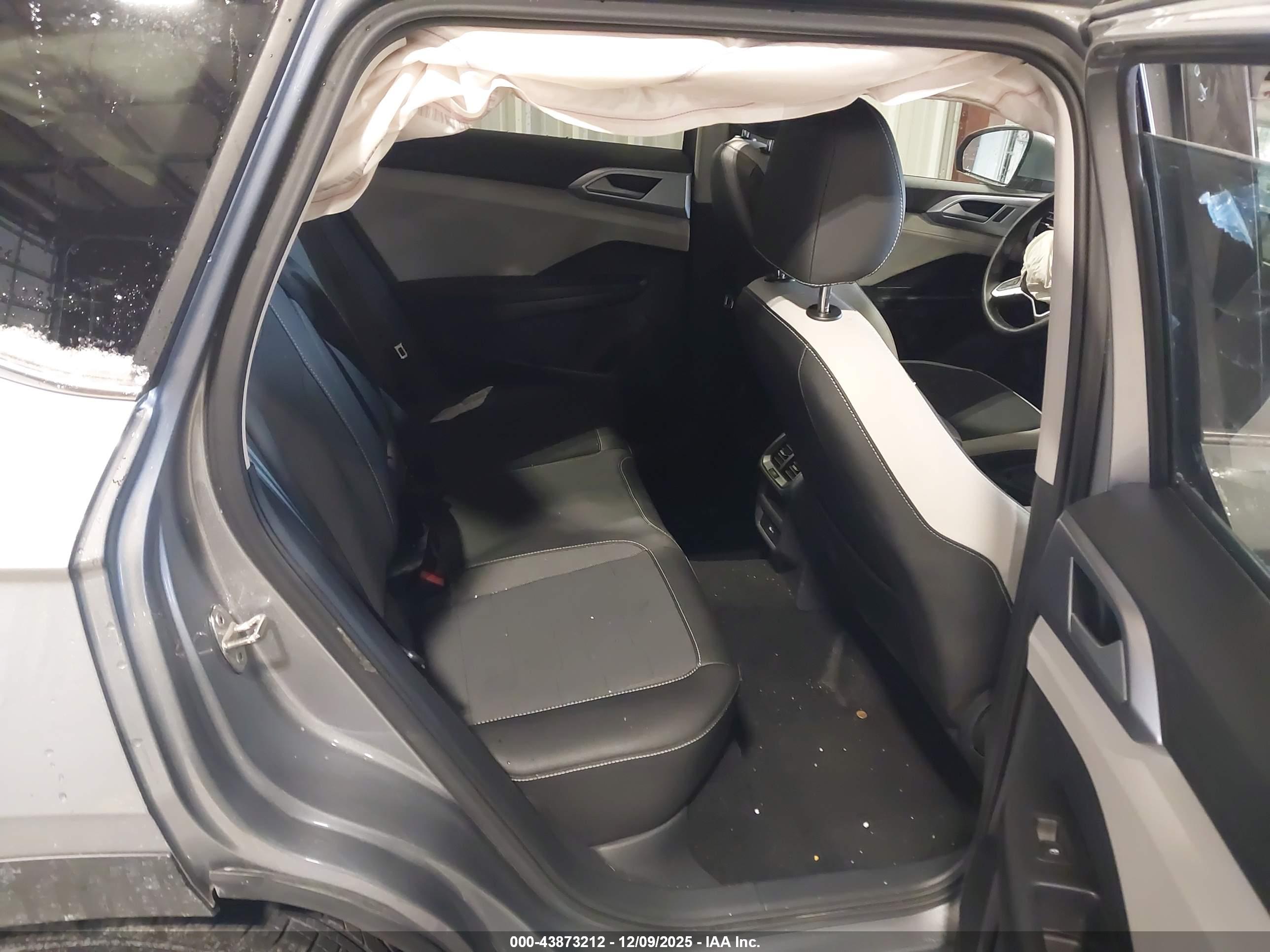 VOLKSWAGEN TAOS image 8