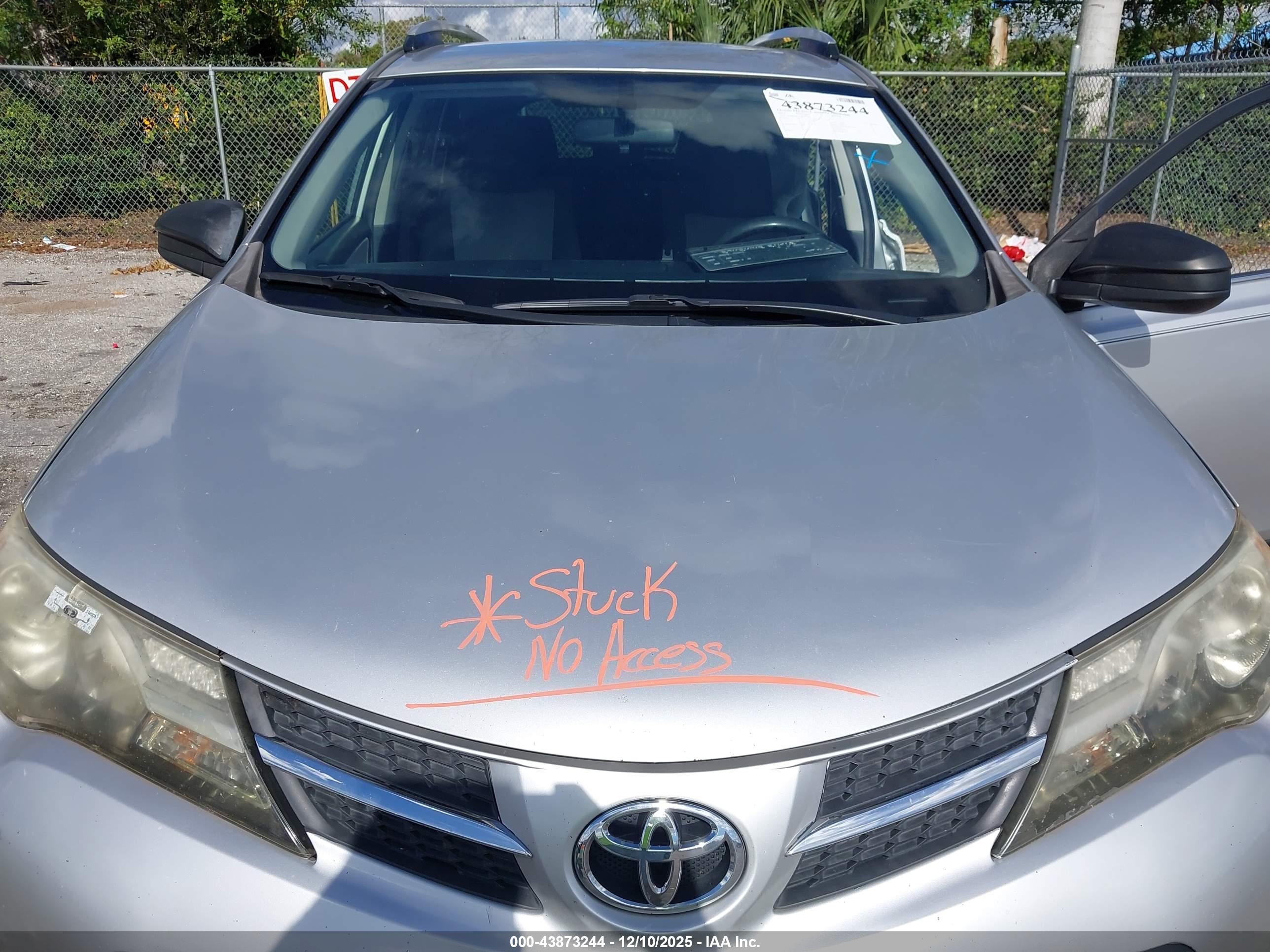 TOYOTA RAV4 image 10