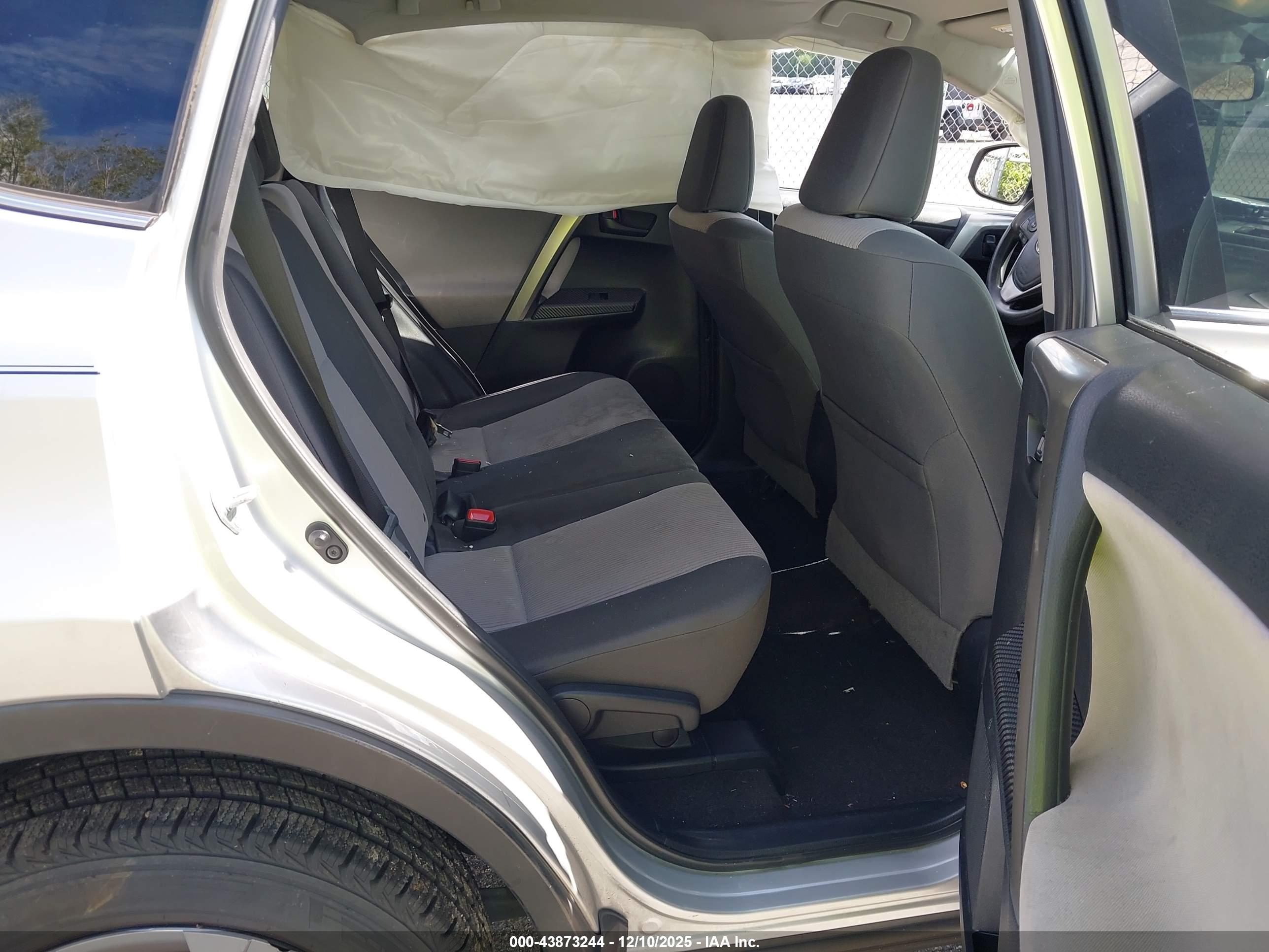 TOYOTA RAV4 image 8