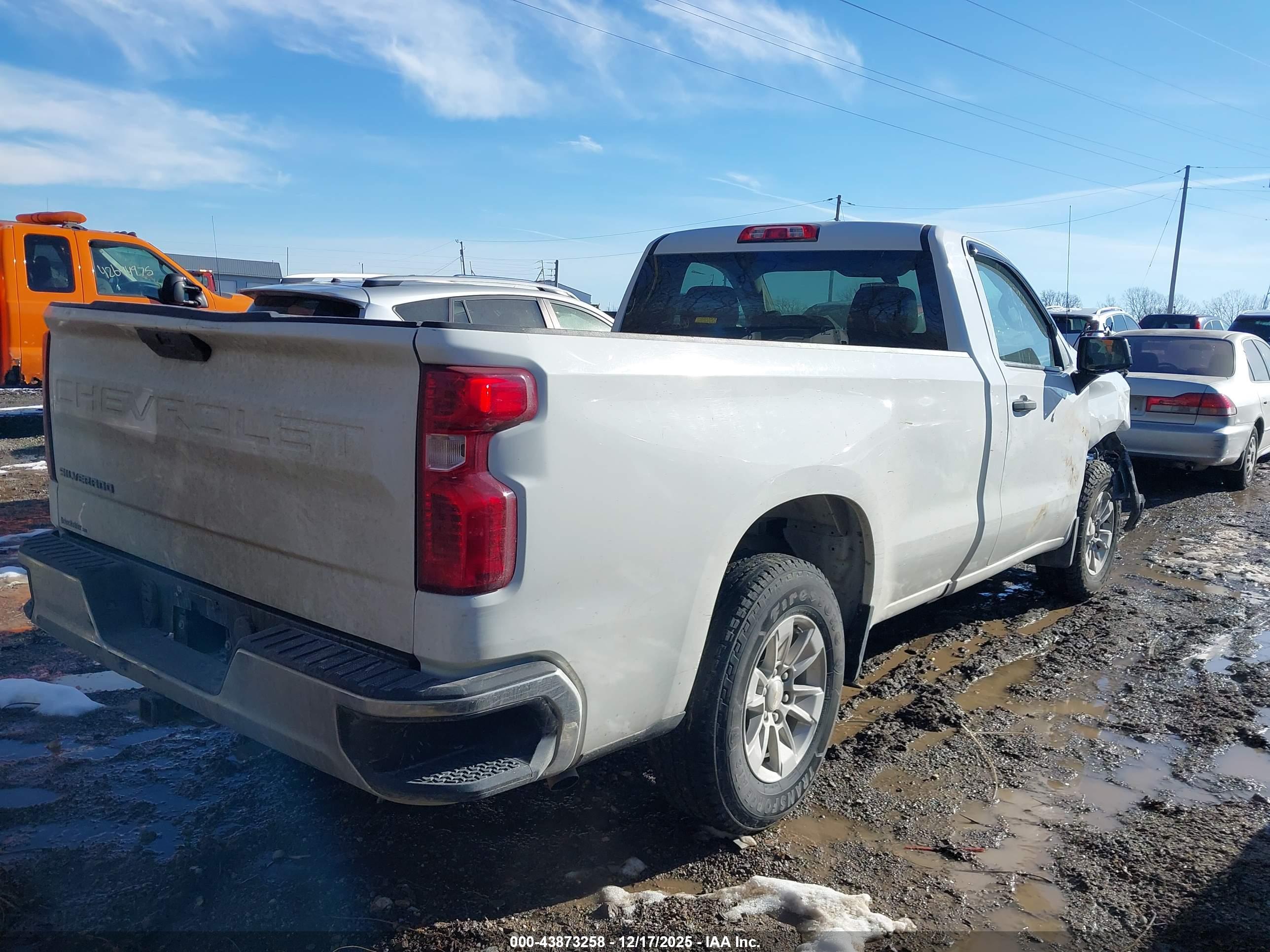 CHEVROLET SILVERADO image 4