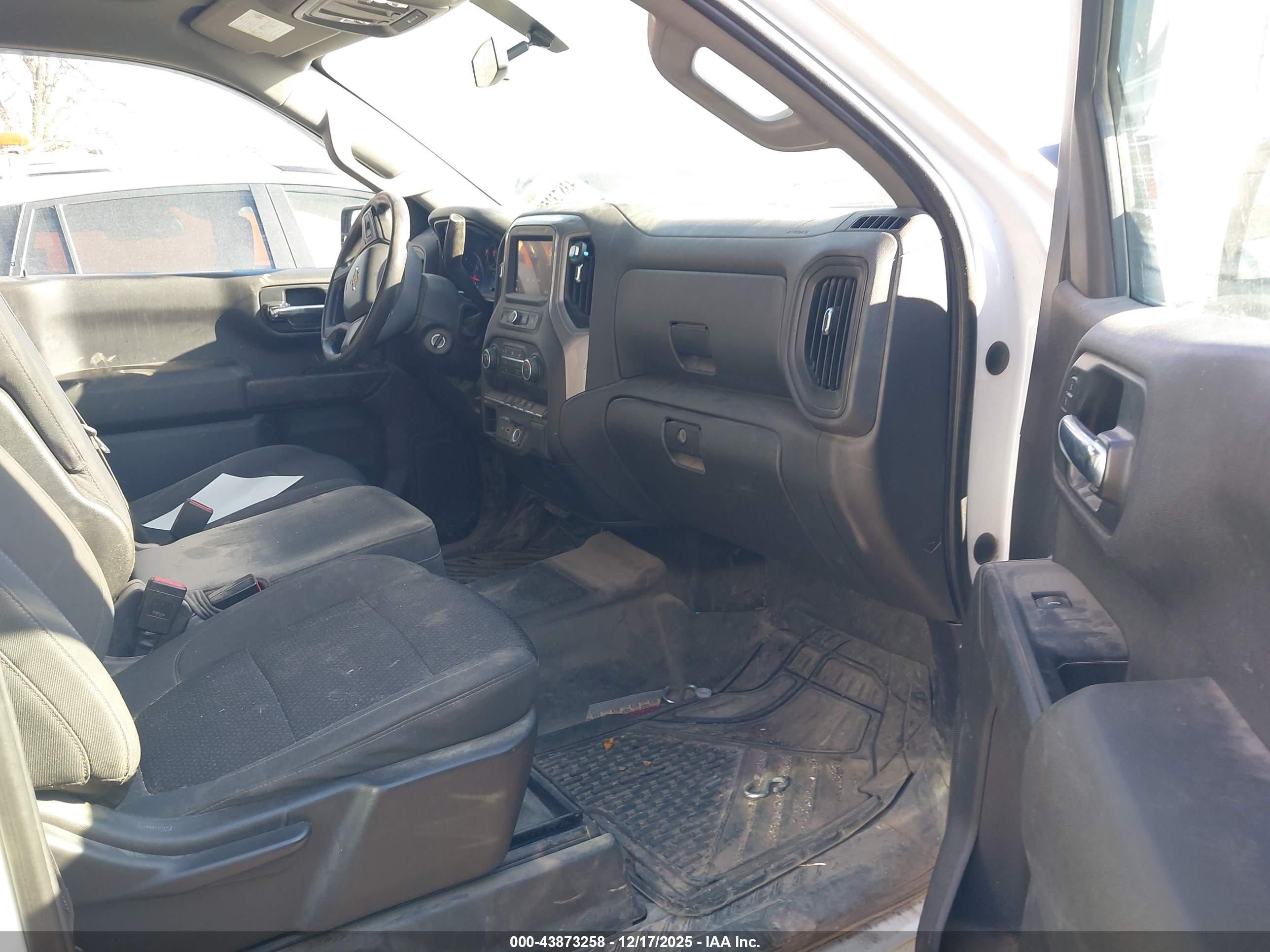 CHEVROLET SILVERADO image 5