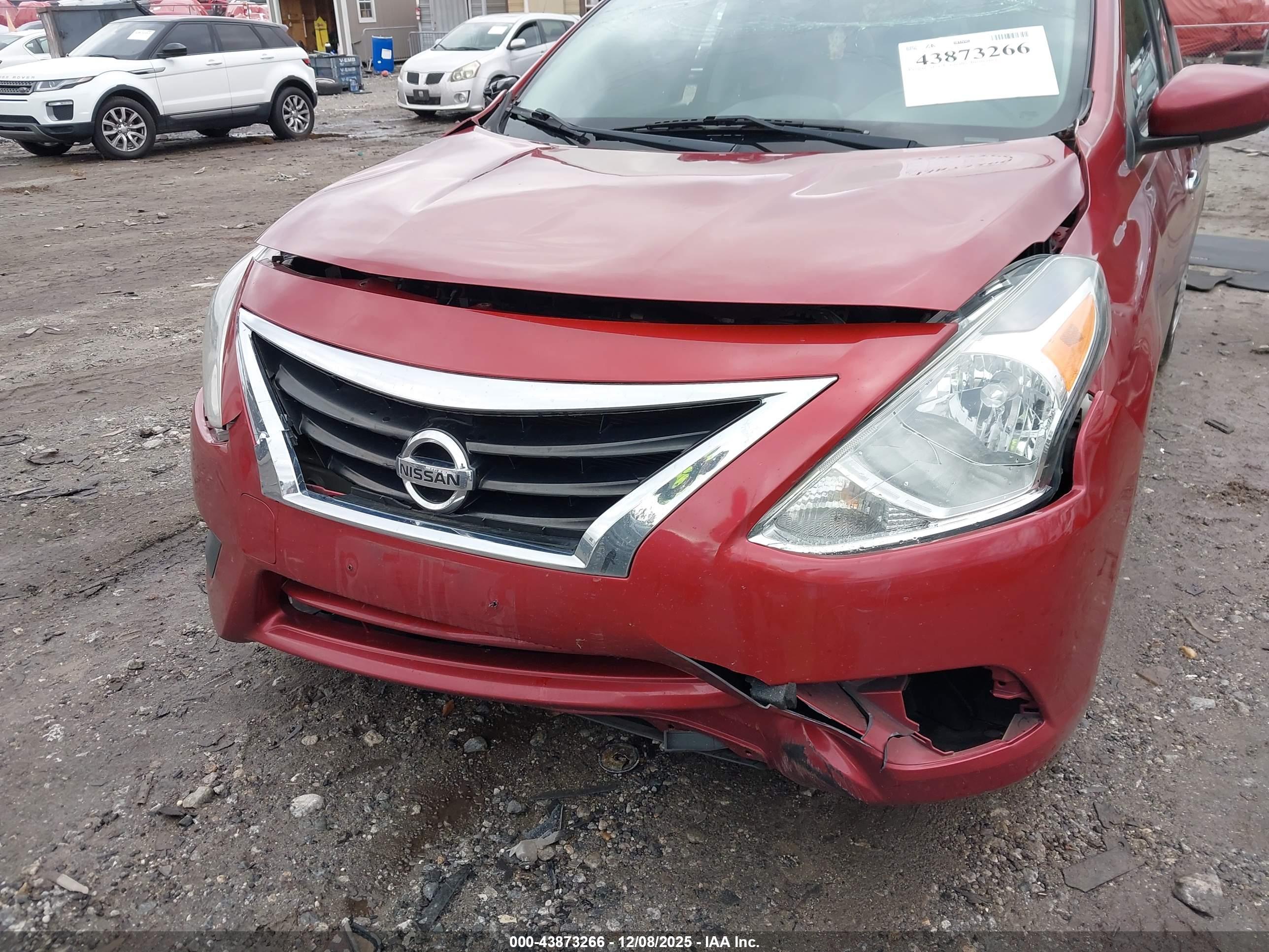 NISSAN VERSA image 6