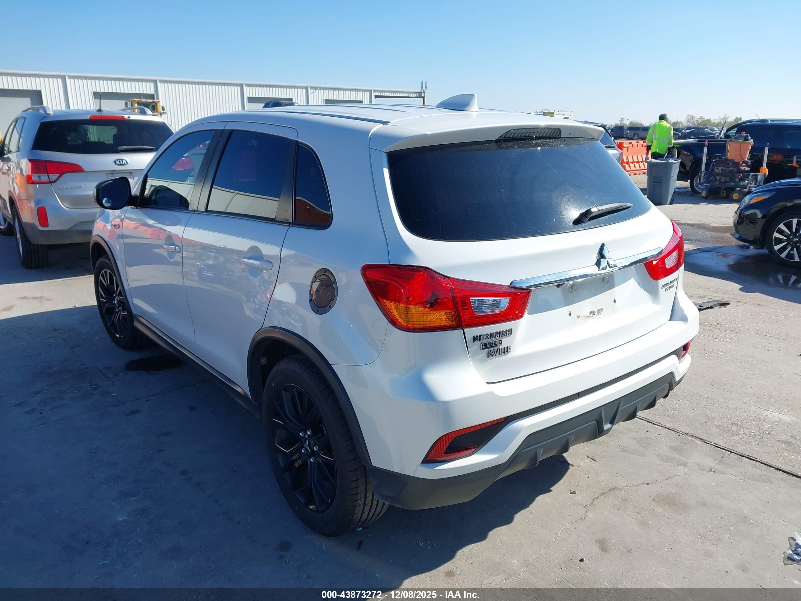 MITSUBISHI OUTLANDER image 3