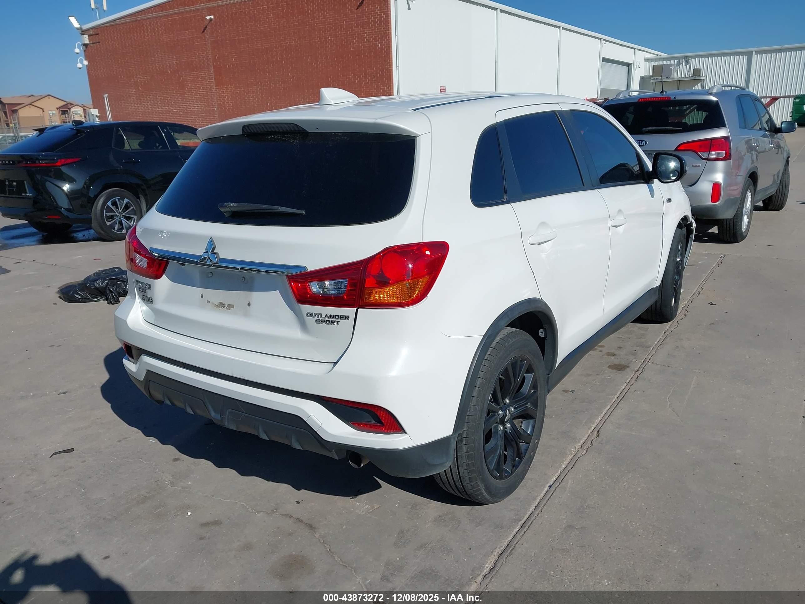 MITSUBISHI OUTLANDER image 4