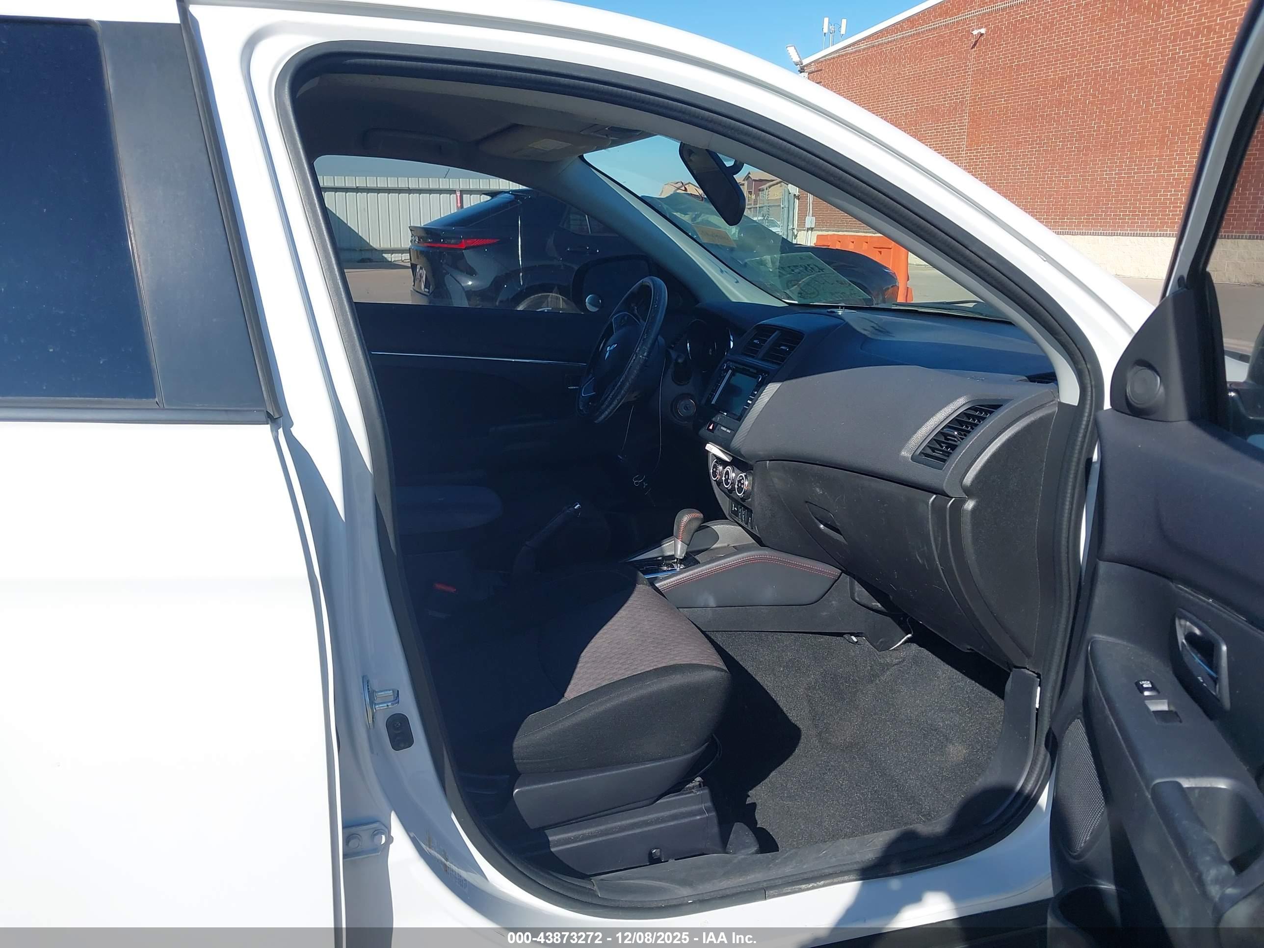 MITSUBISHI OUTLANDER image 5