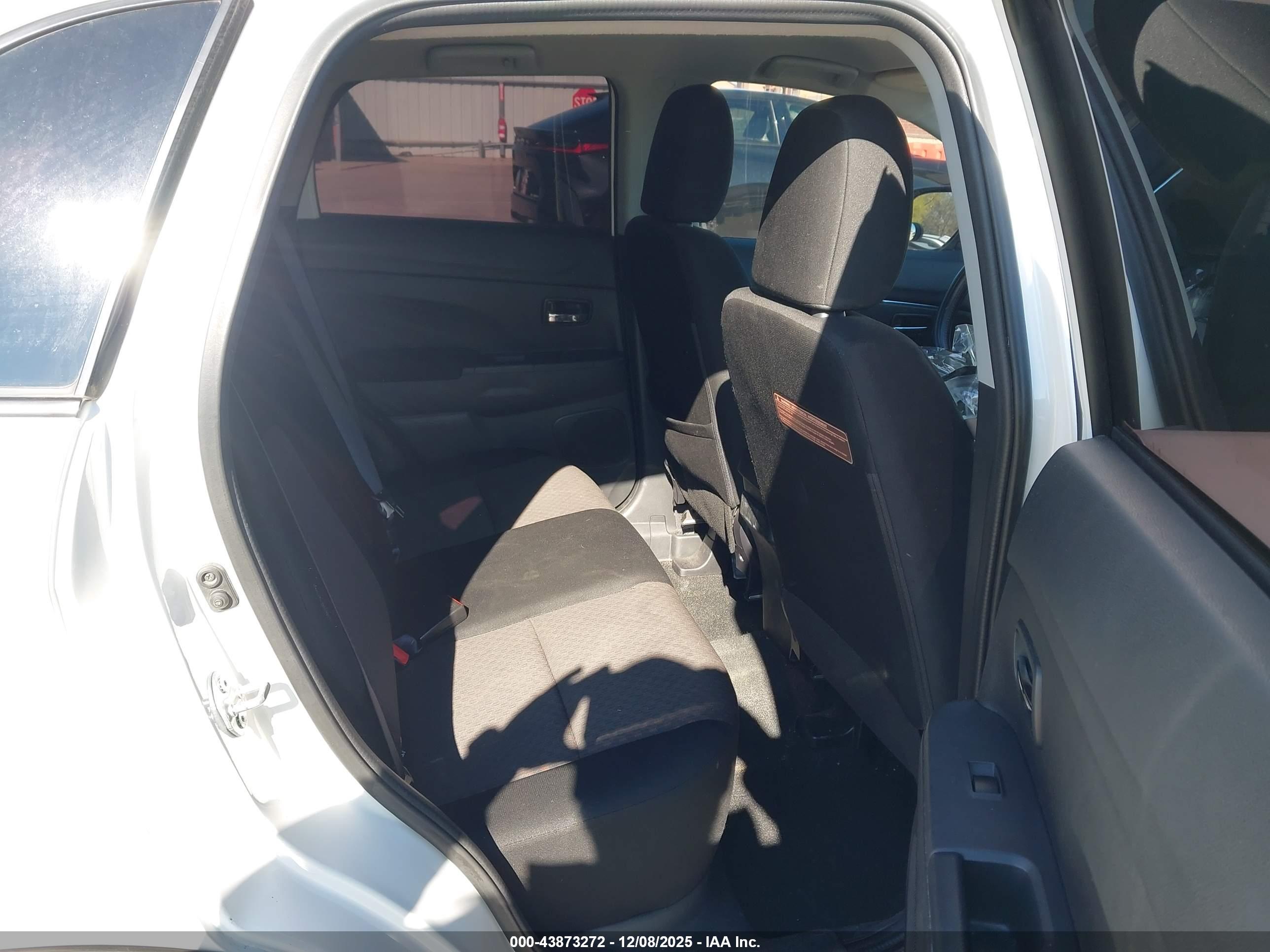 MITSUBISHI OUTLANDER image 8