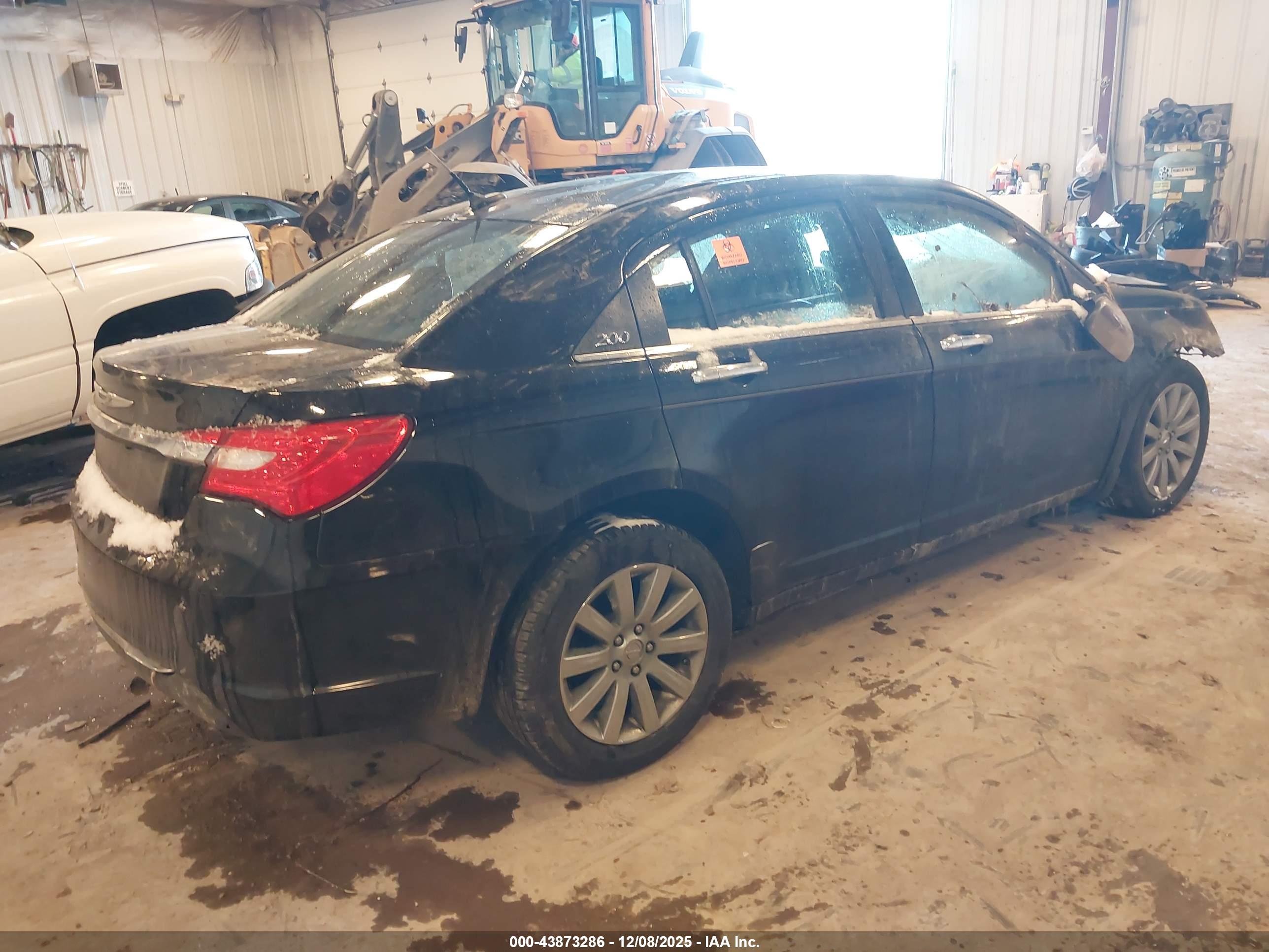 CHRYSLER 200 image 4