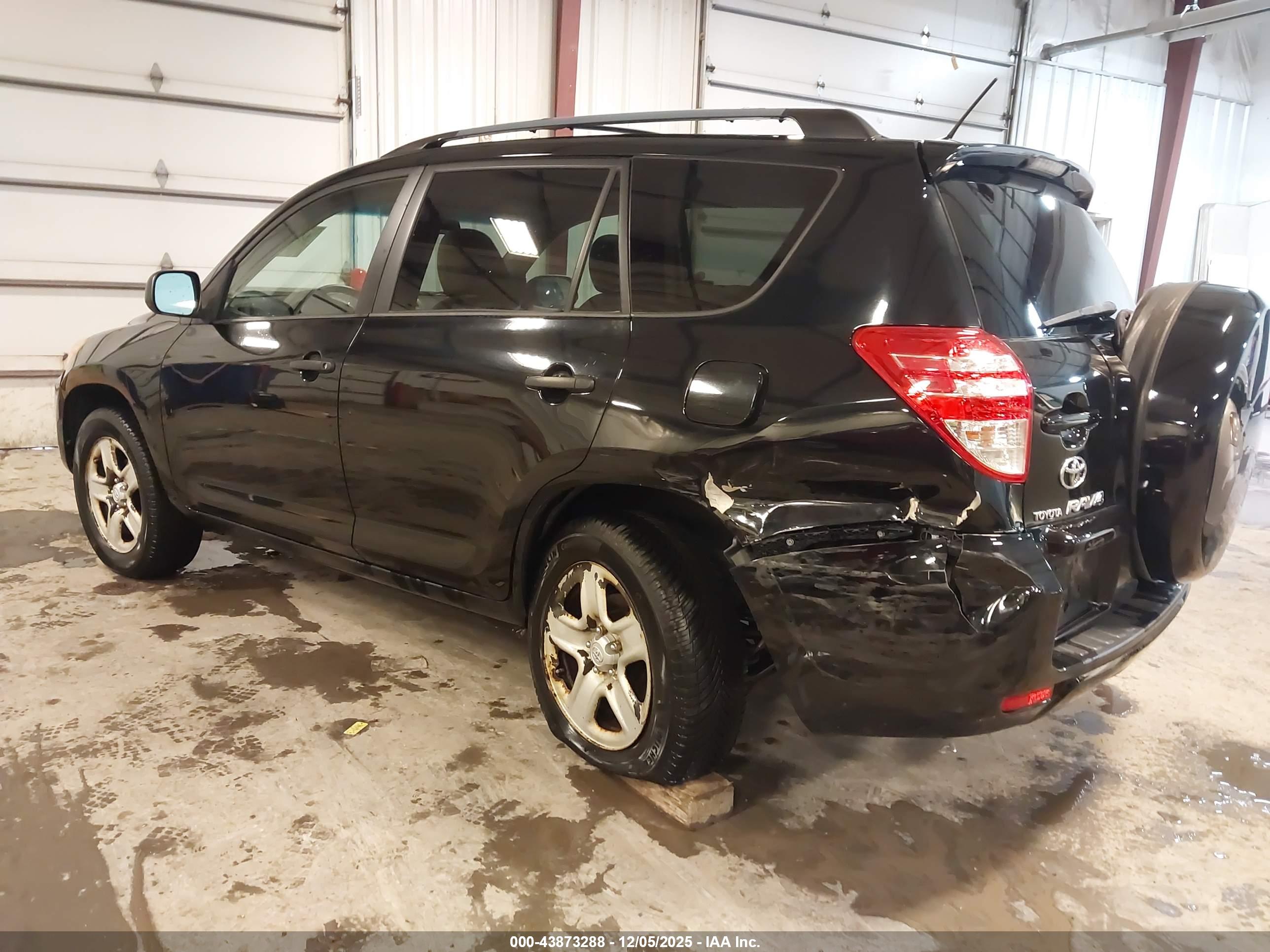 TOYOTA RAV4 image 3