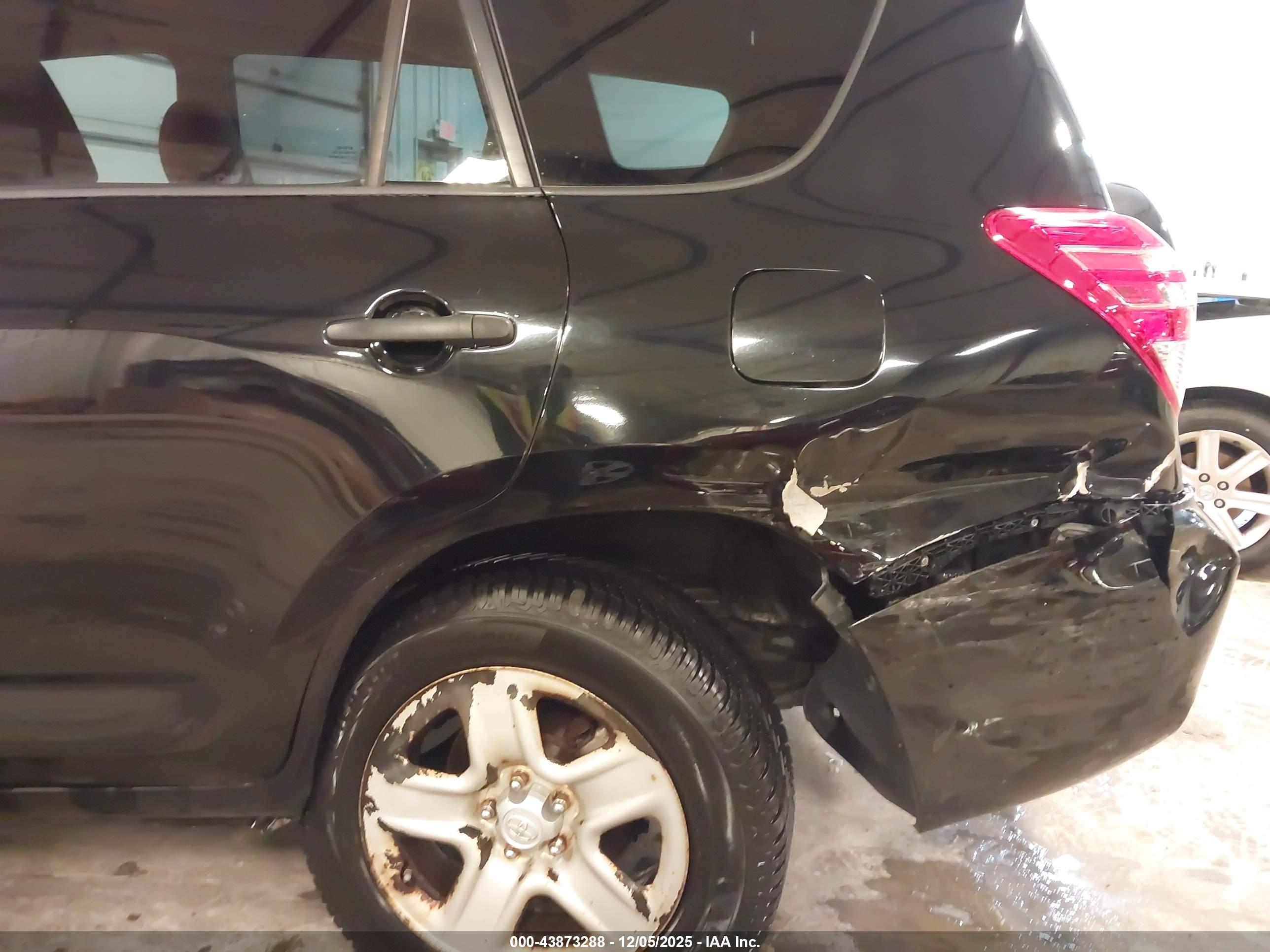 TOYOTA RAV4 image 6