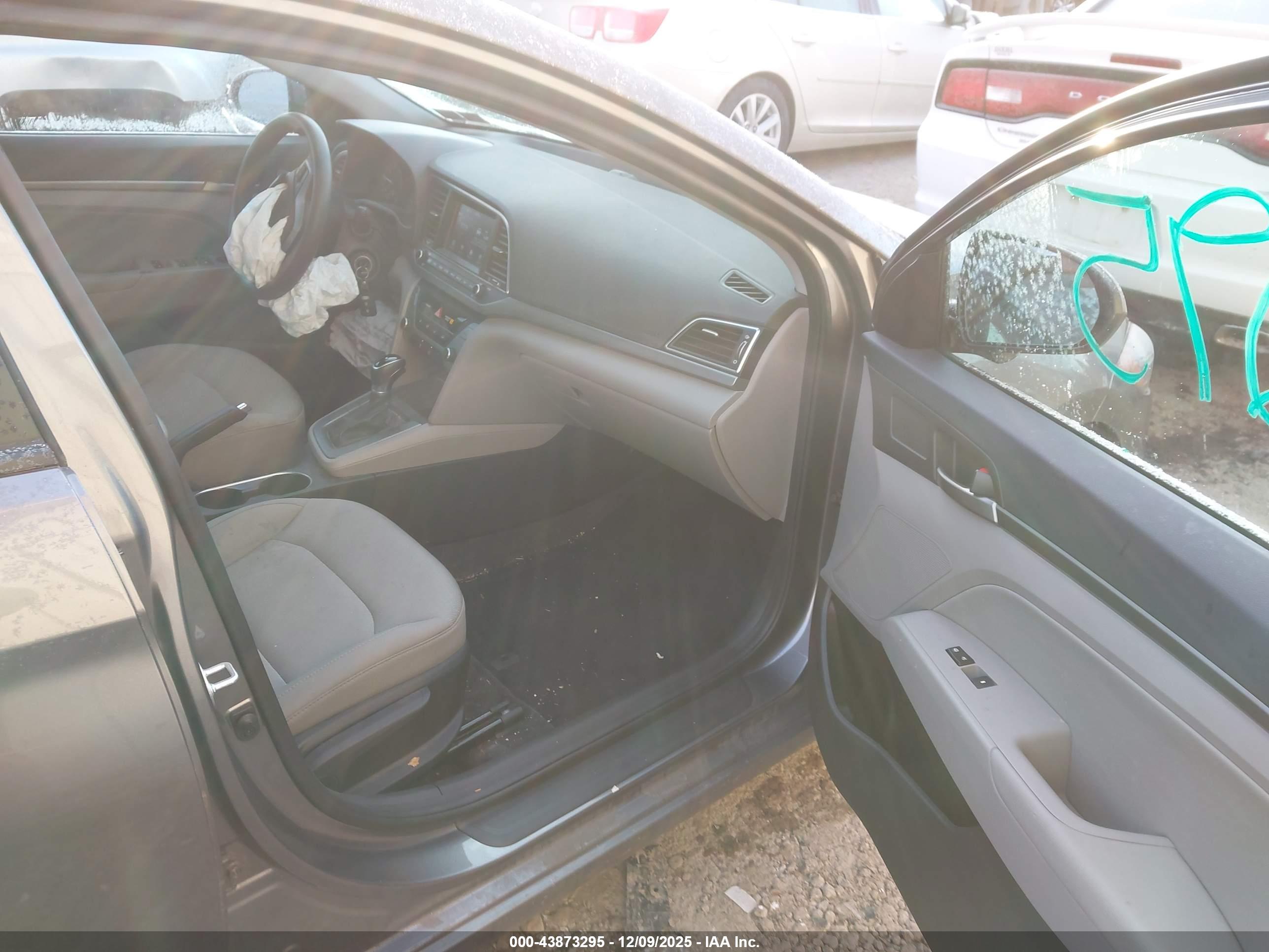 HYUNDAI ELANTRA image 5