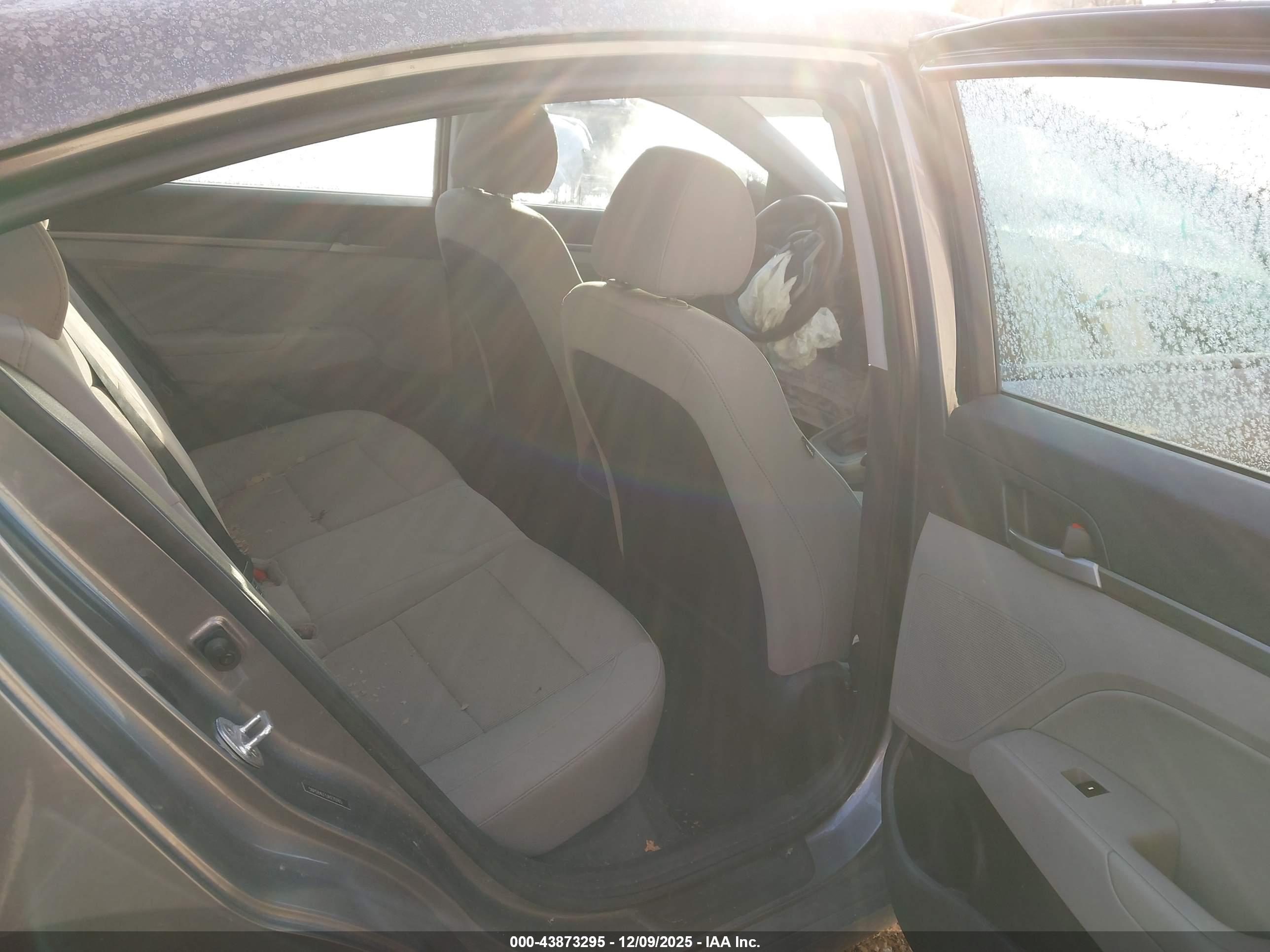HYUNDAI ELANTRA image 8