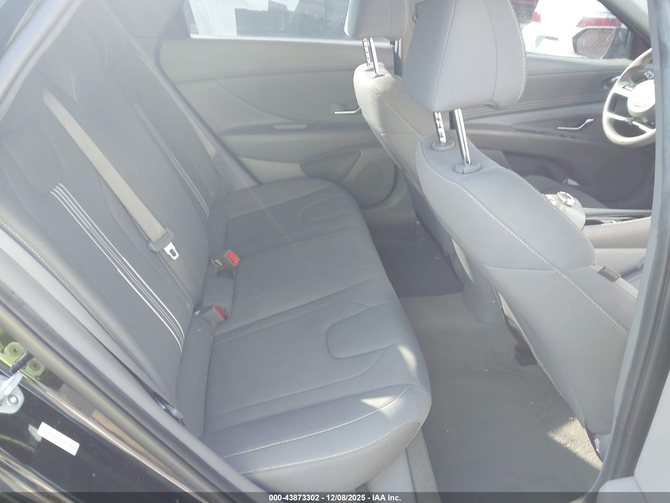 HYUNDAI ELANTRA image 8