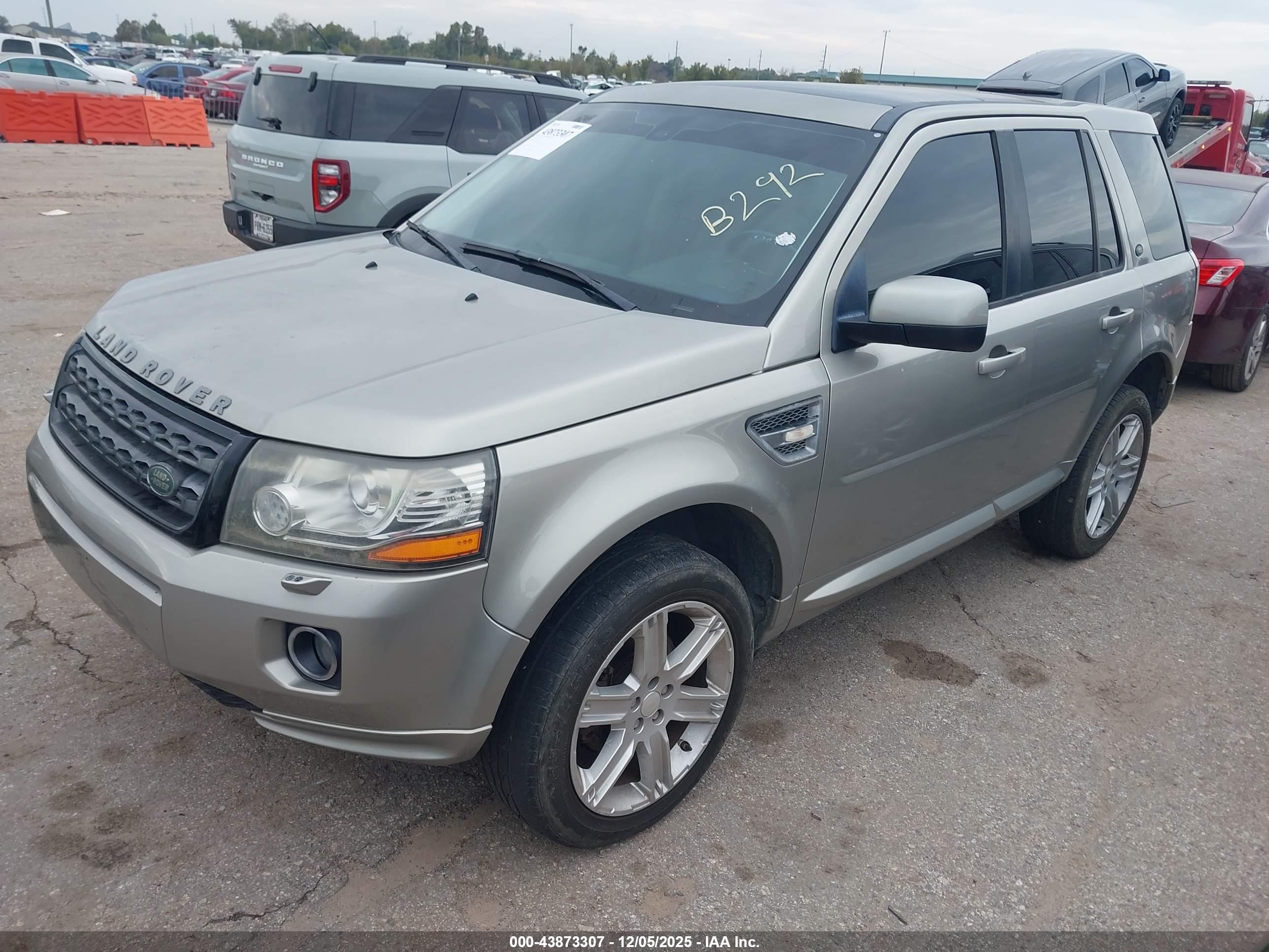 LAND ROVER image 2