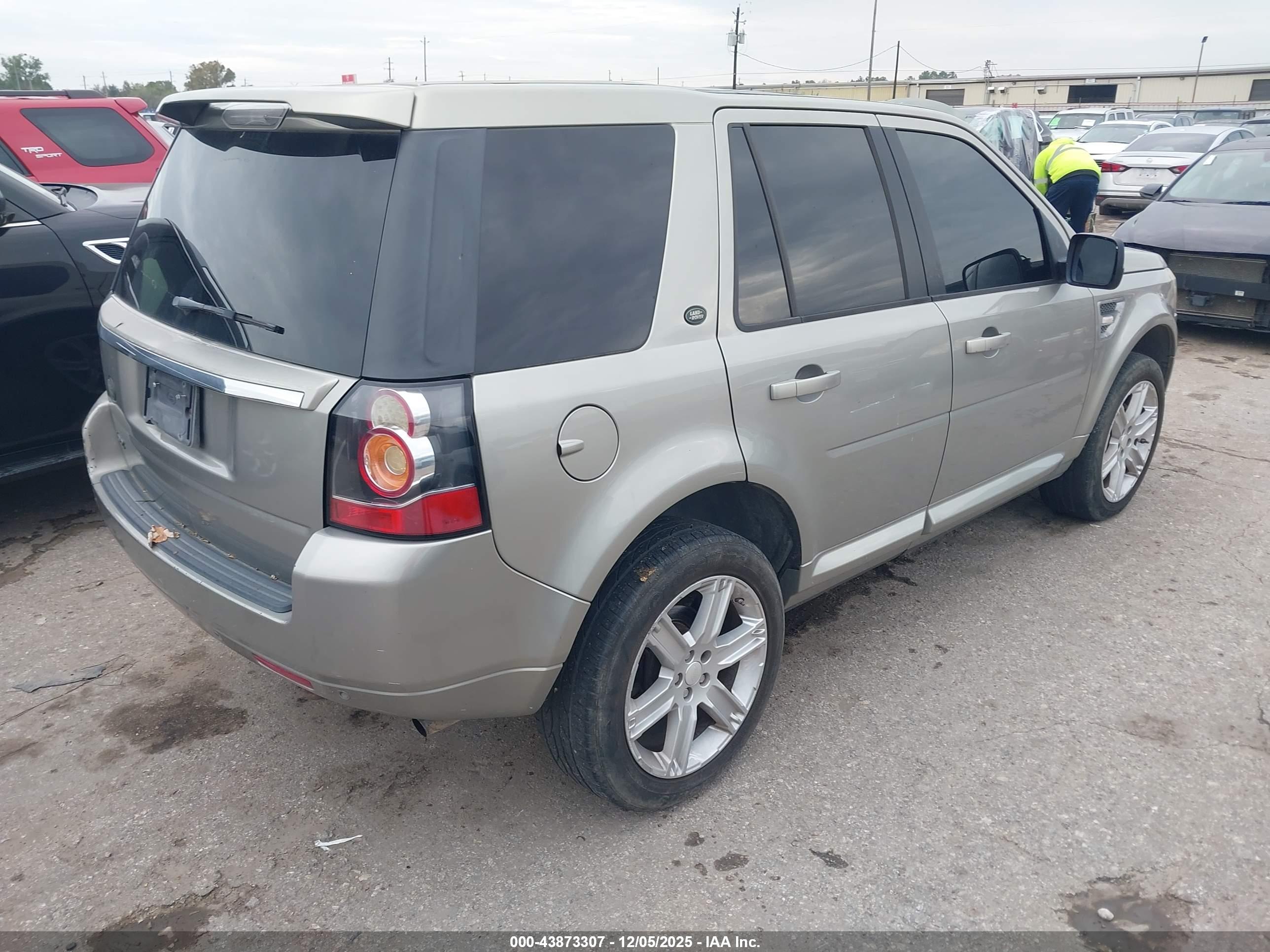 LAND ROVER image 4