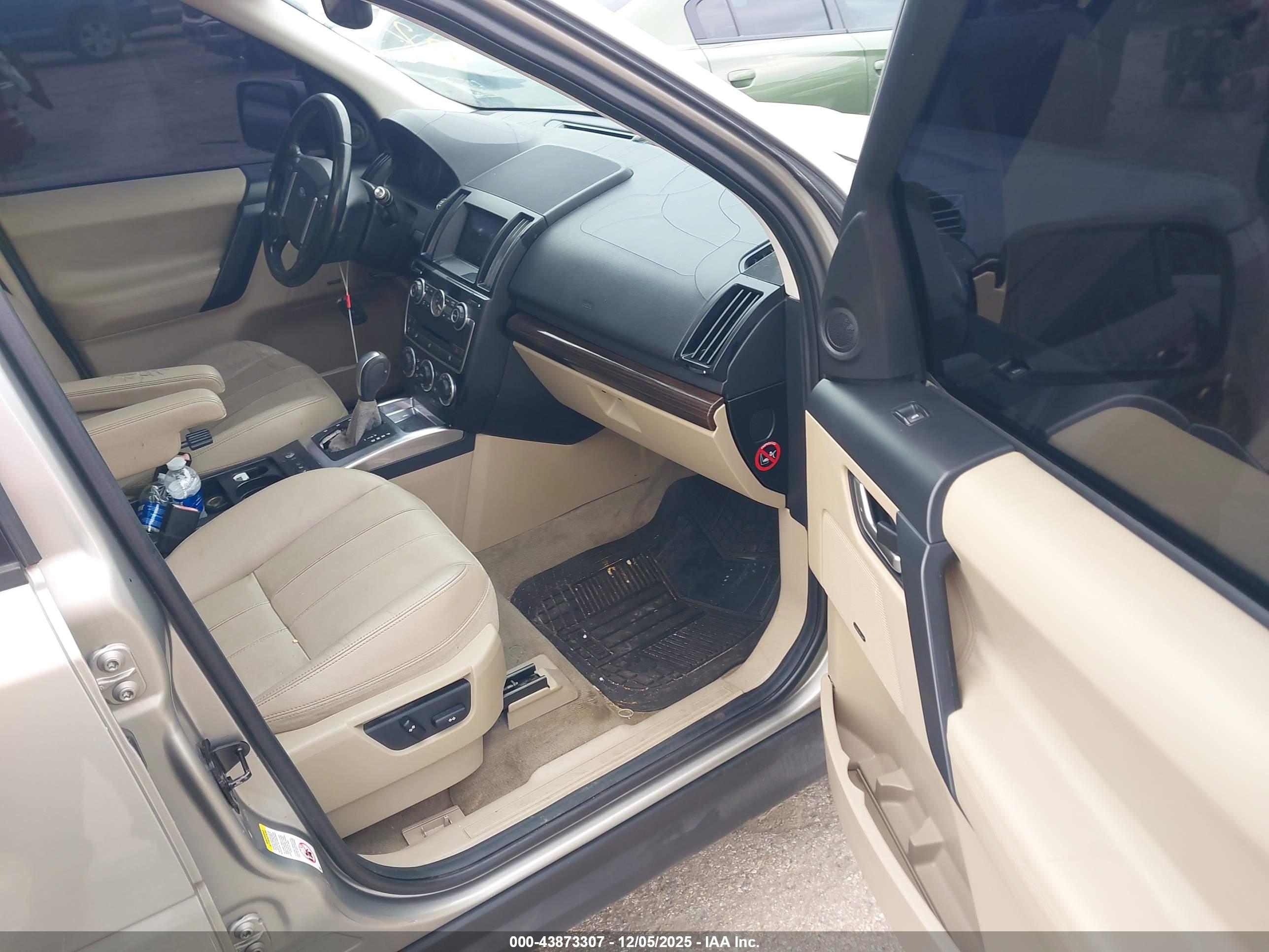 LAND ROVER image 5