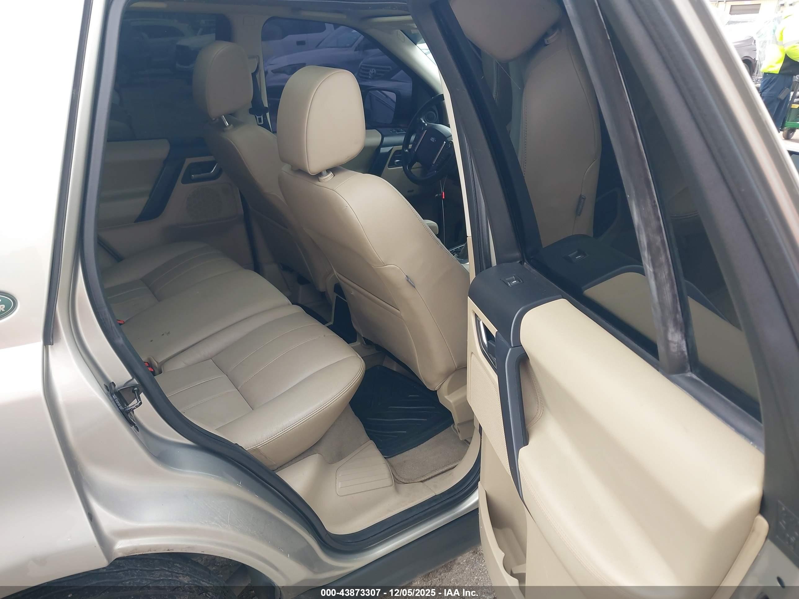LAND ROVER image 8