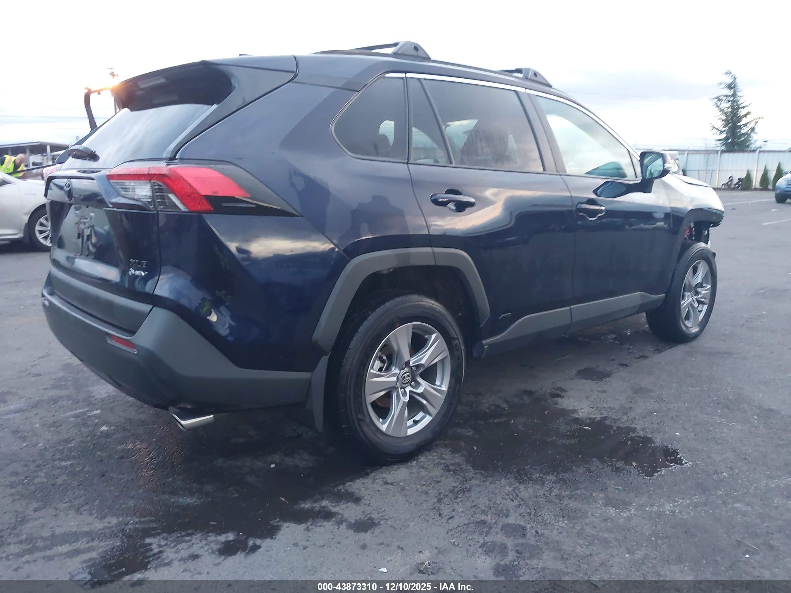 TOYOTA RAV4 image 4