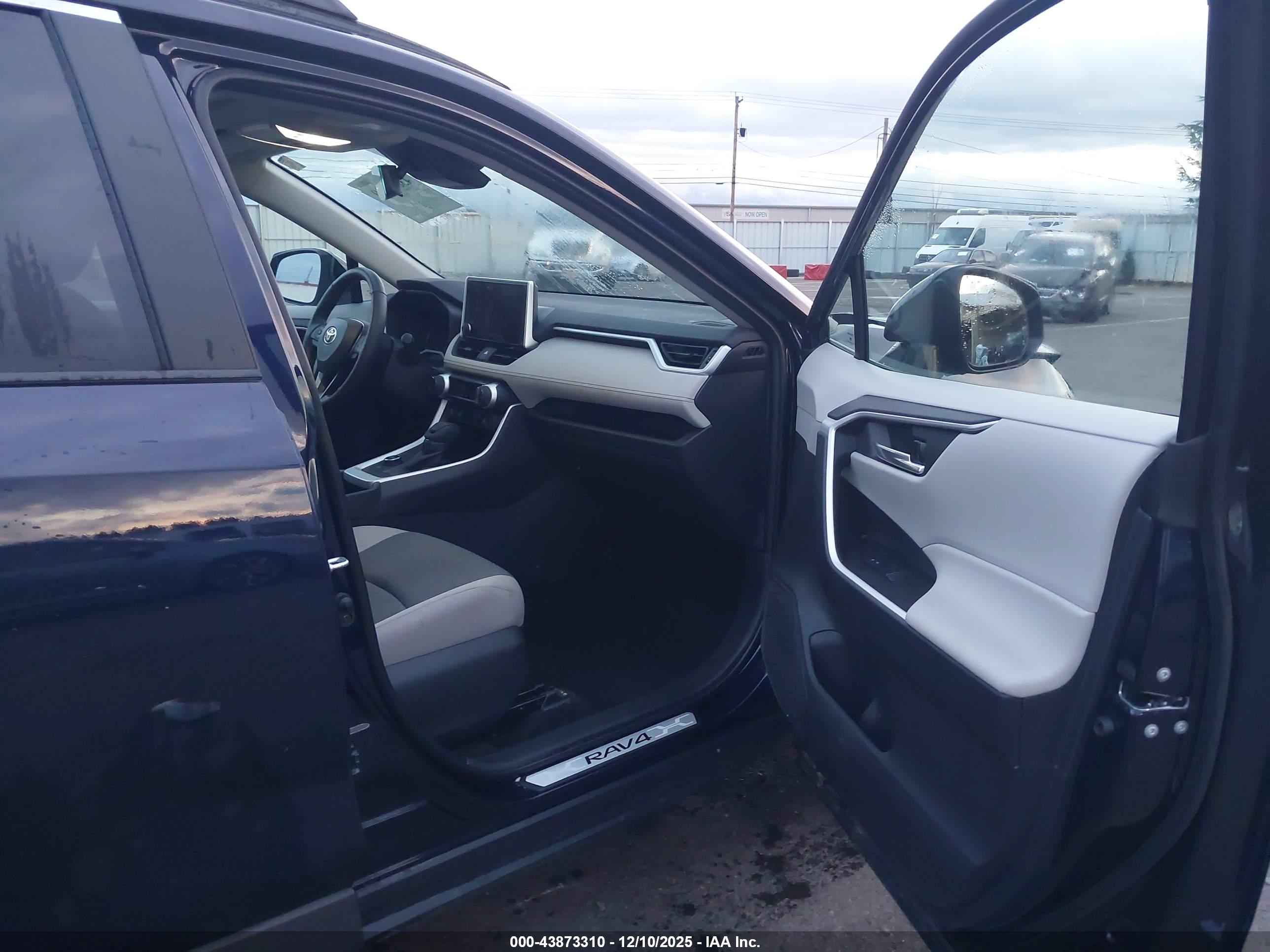 TOYOTA RAV4 image 5