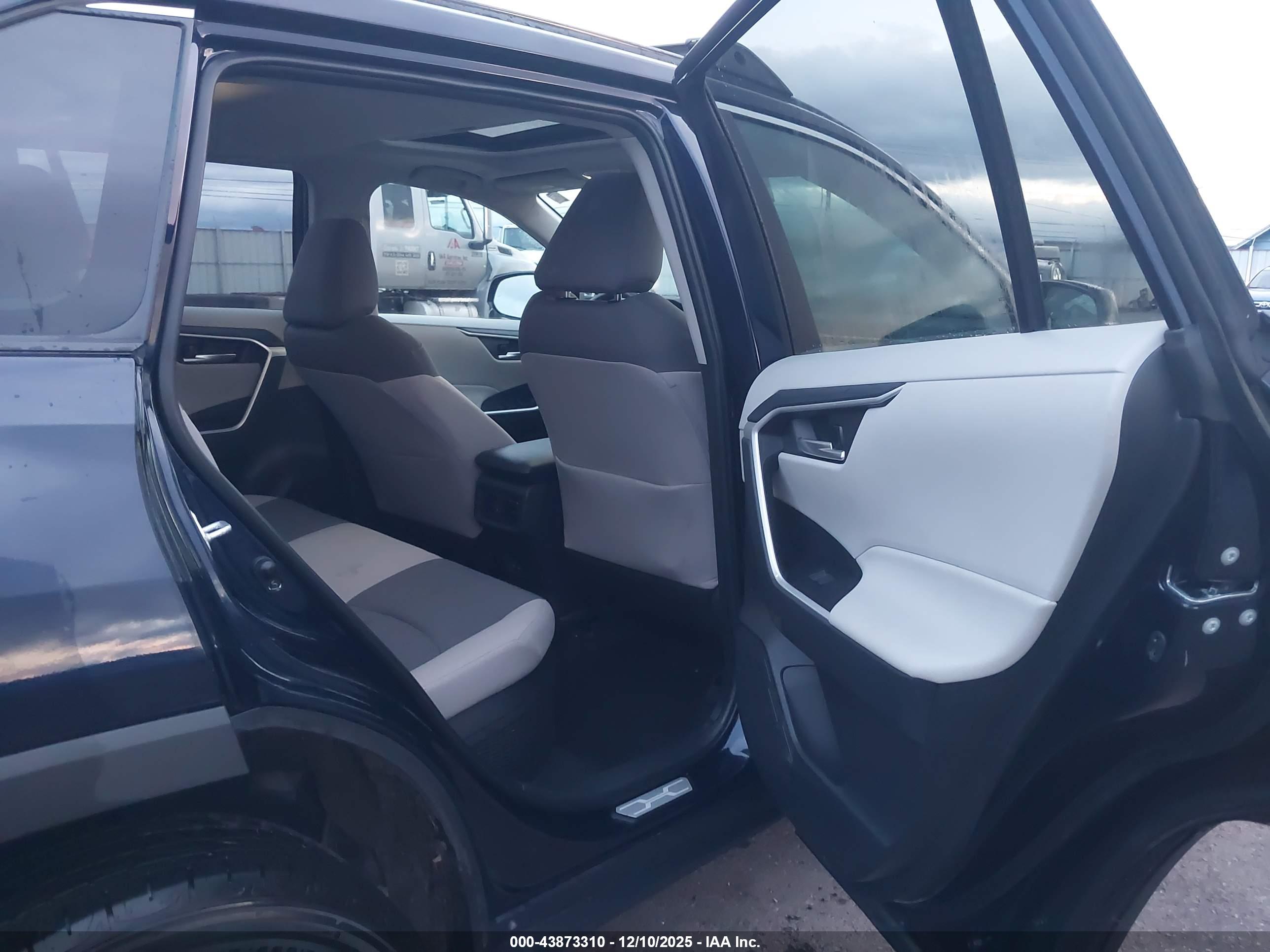 TOYOTA RAV4 image 8