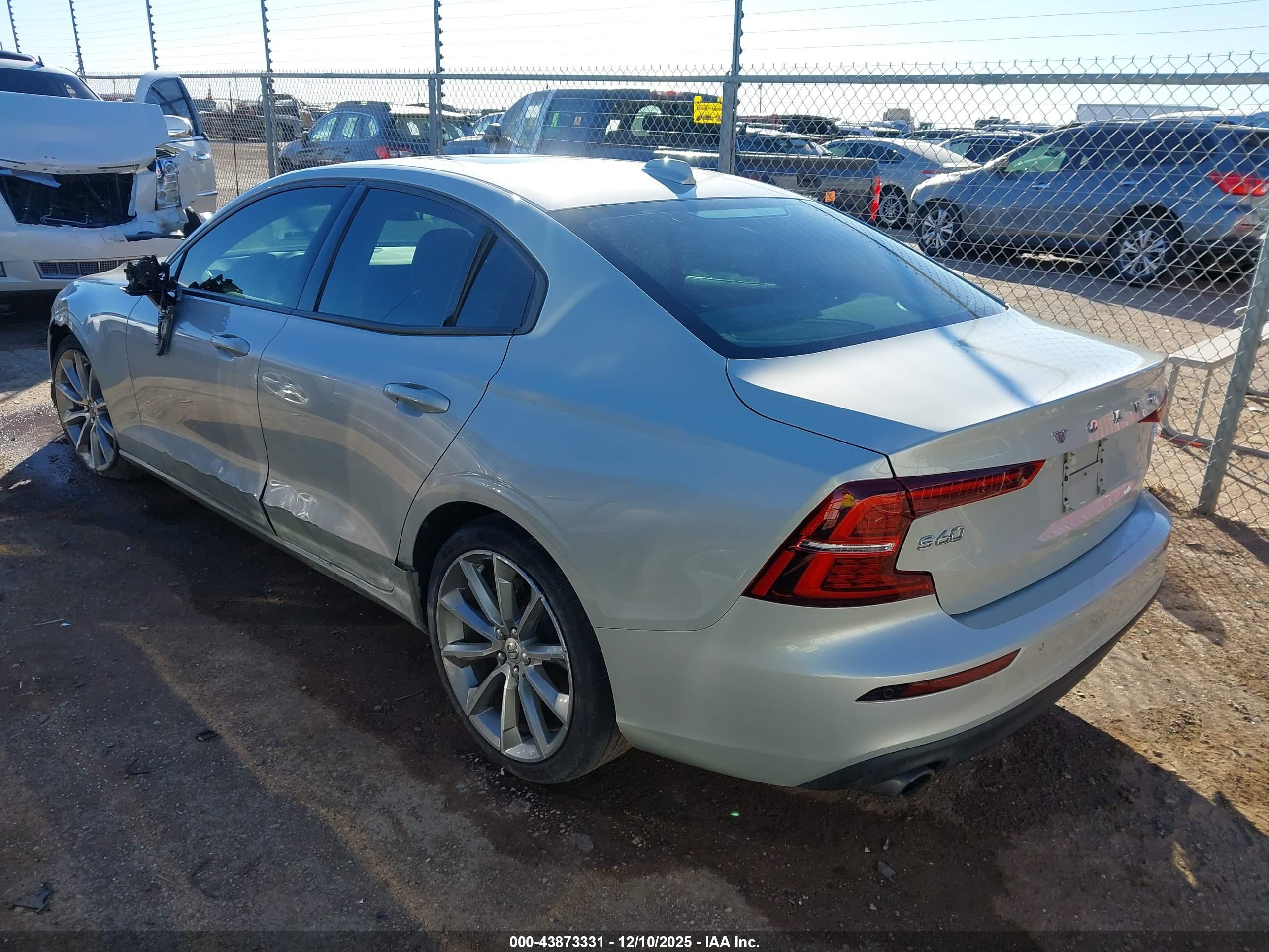 VOLVO S60 image 3