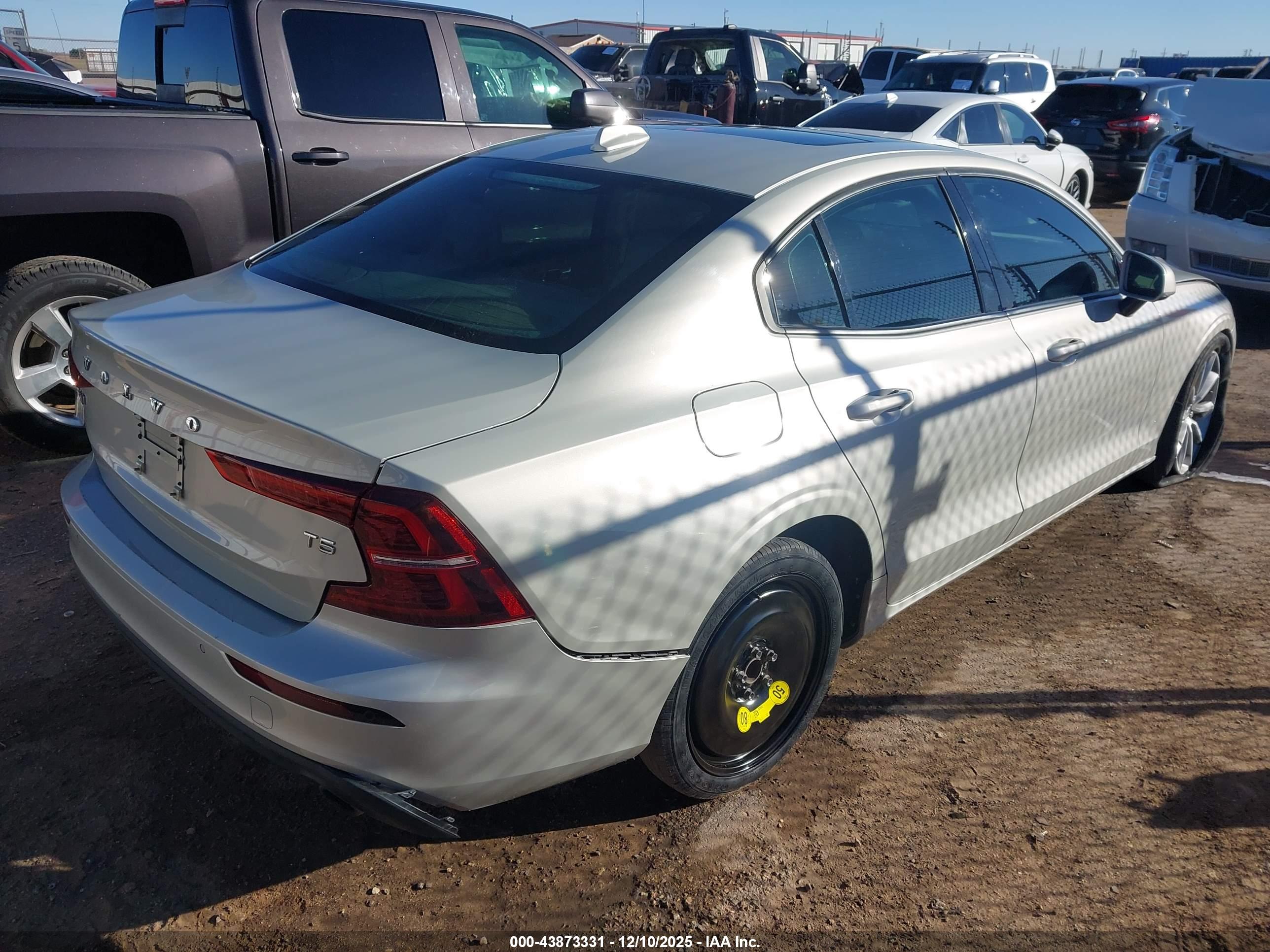 VOLVO S60 image 4