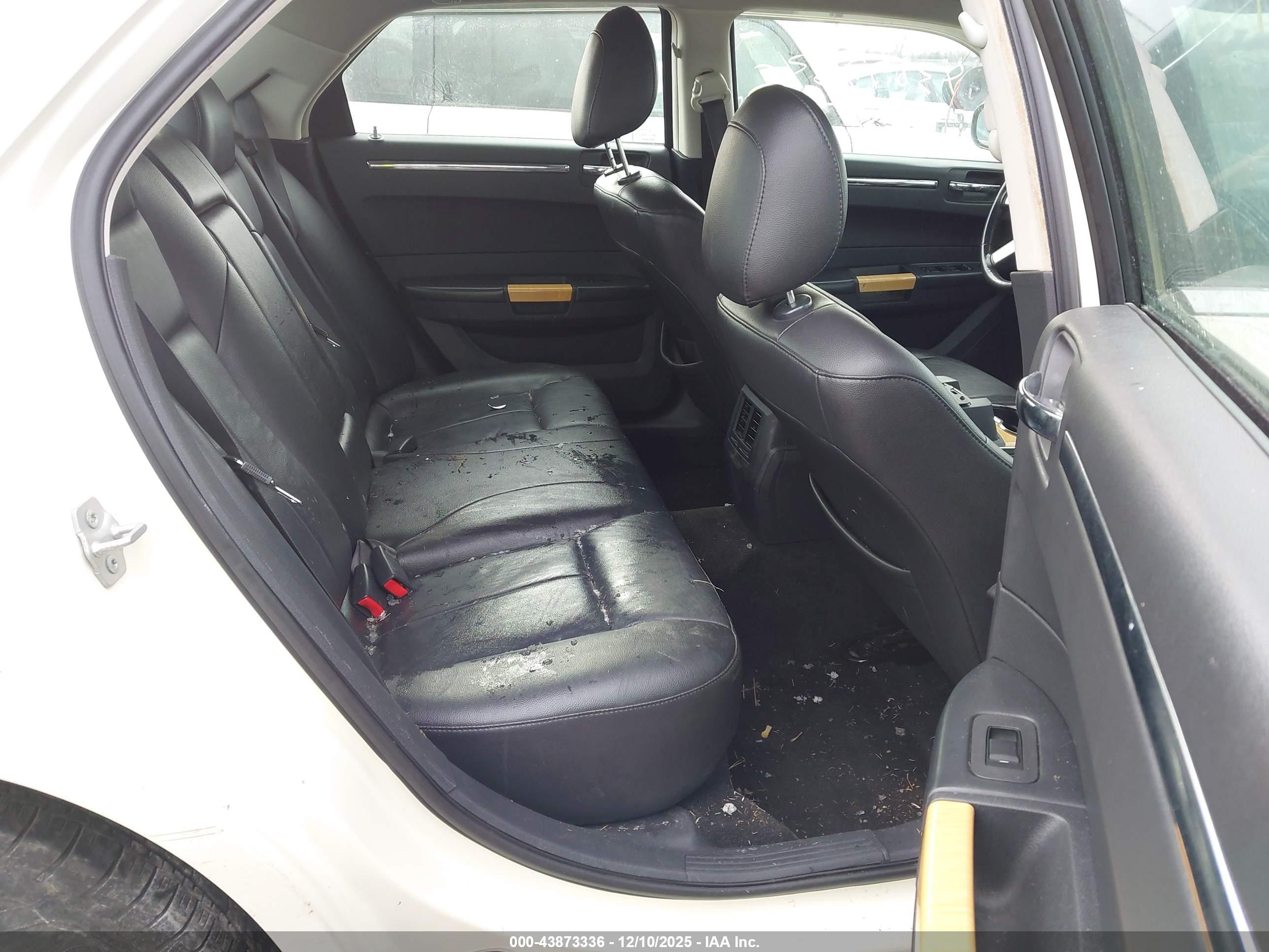 CHRYSLER 300 image 8
