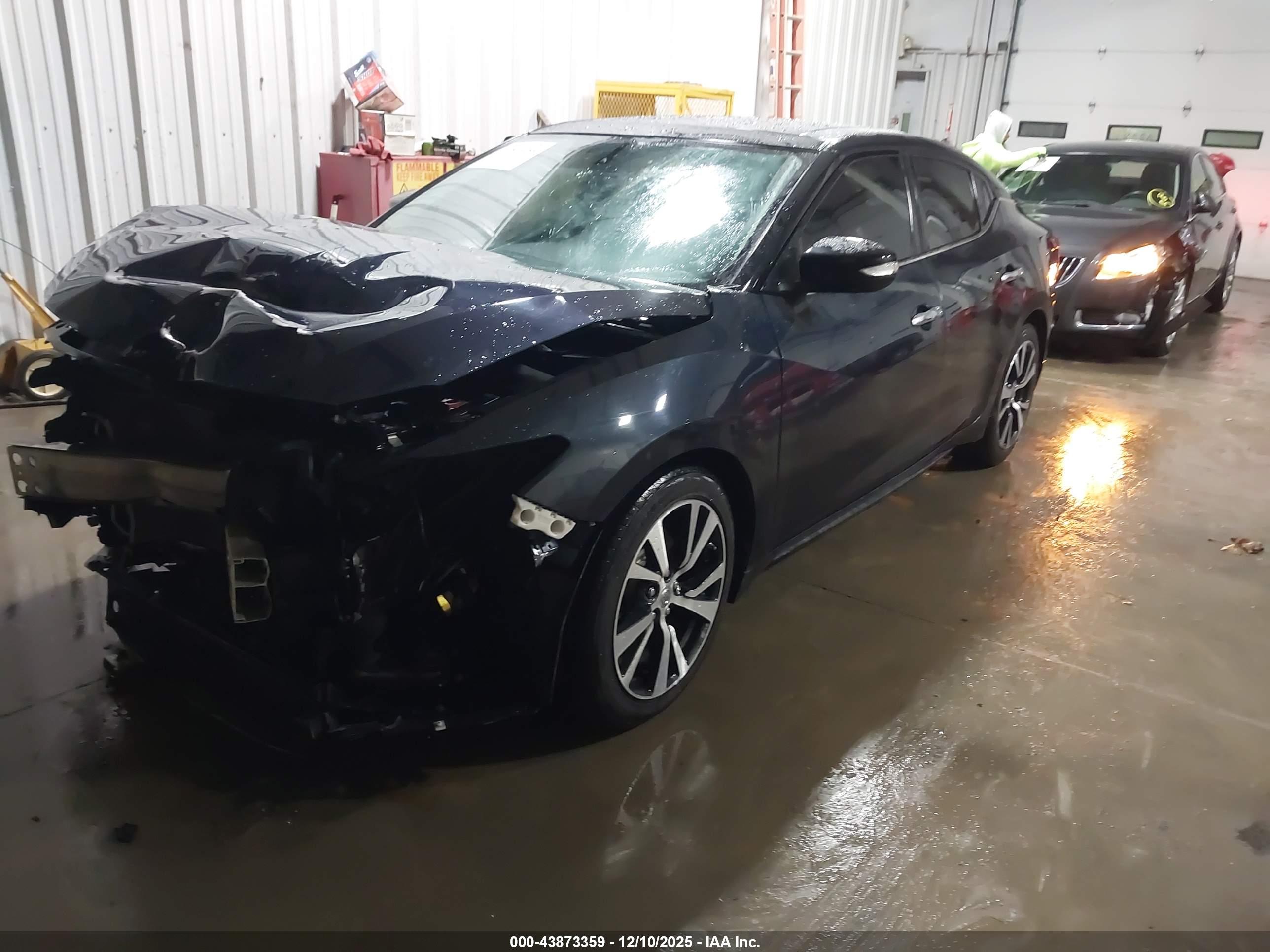 NISSAN MAXIMA image 2