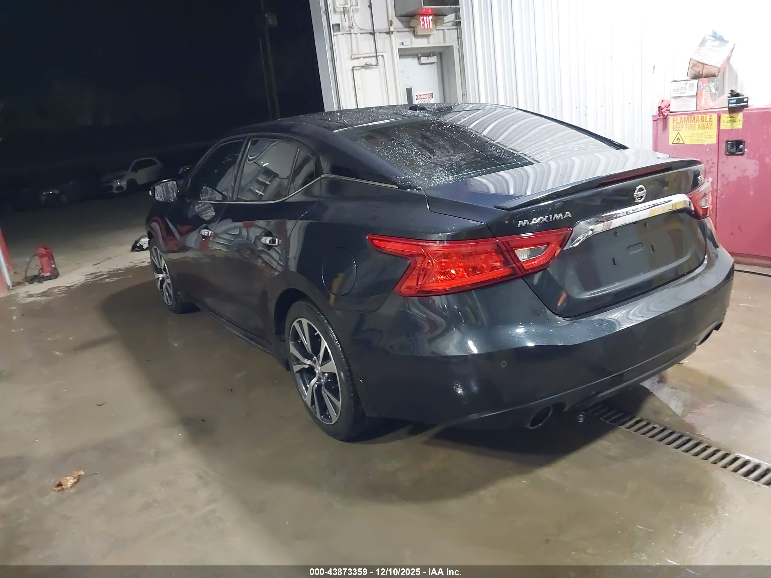 NISSAN MAXIMA image 3