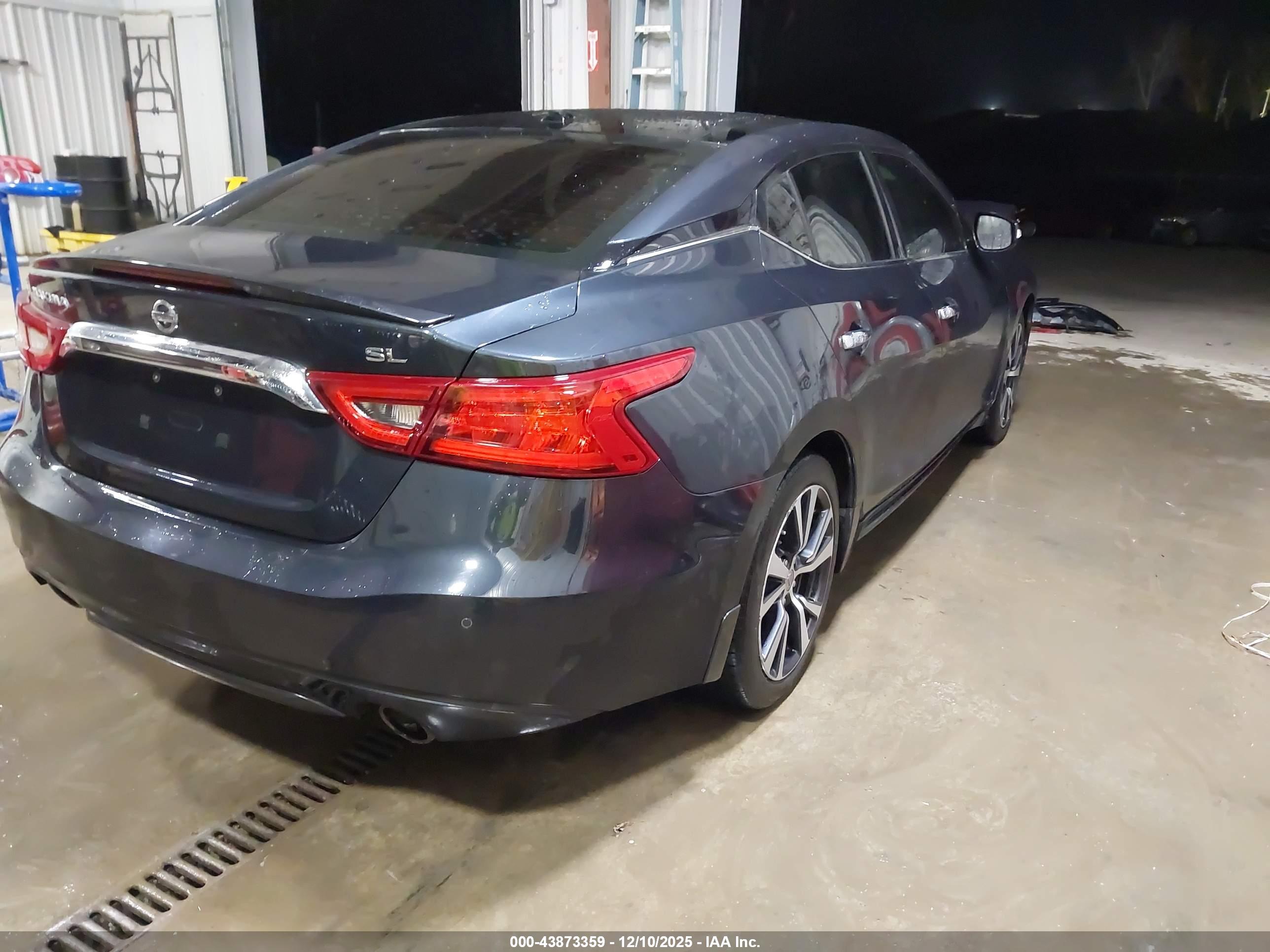 NISSAN MAXIMA image 4