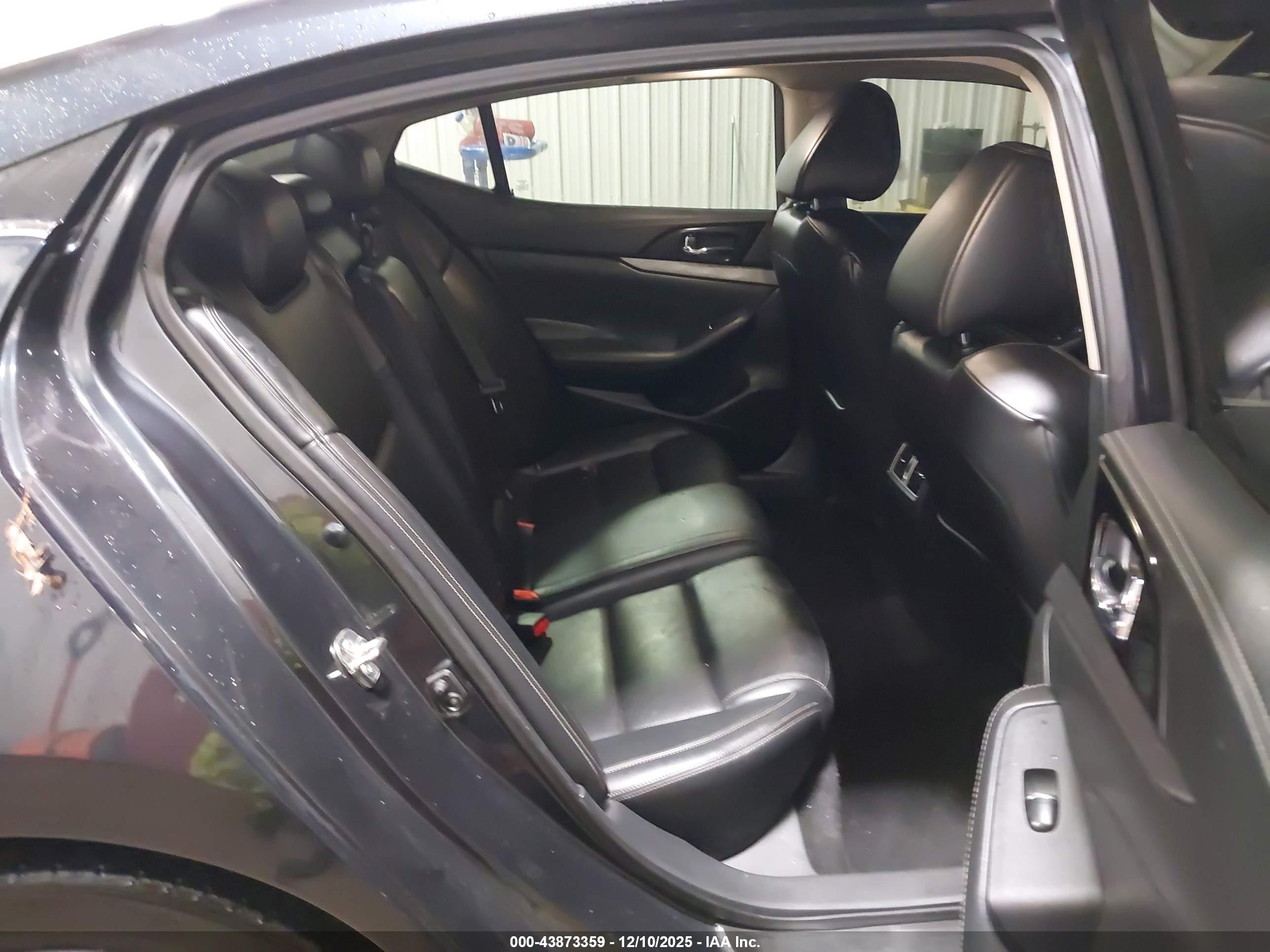 NISSAN MAXIMA image 8