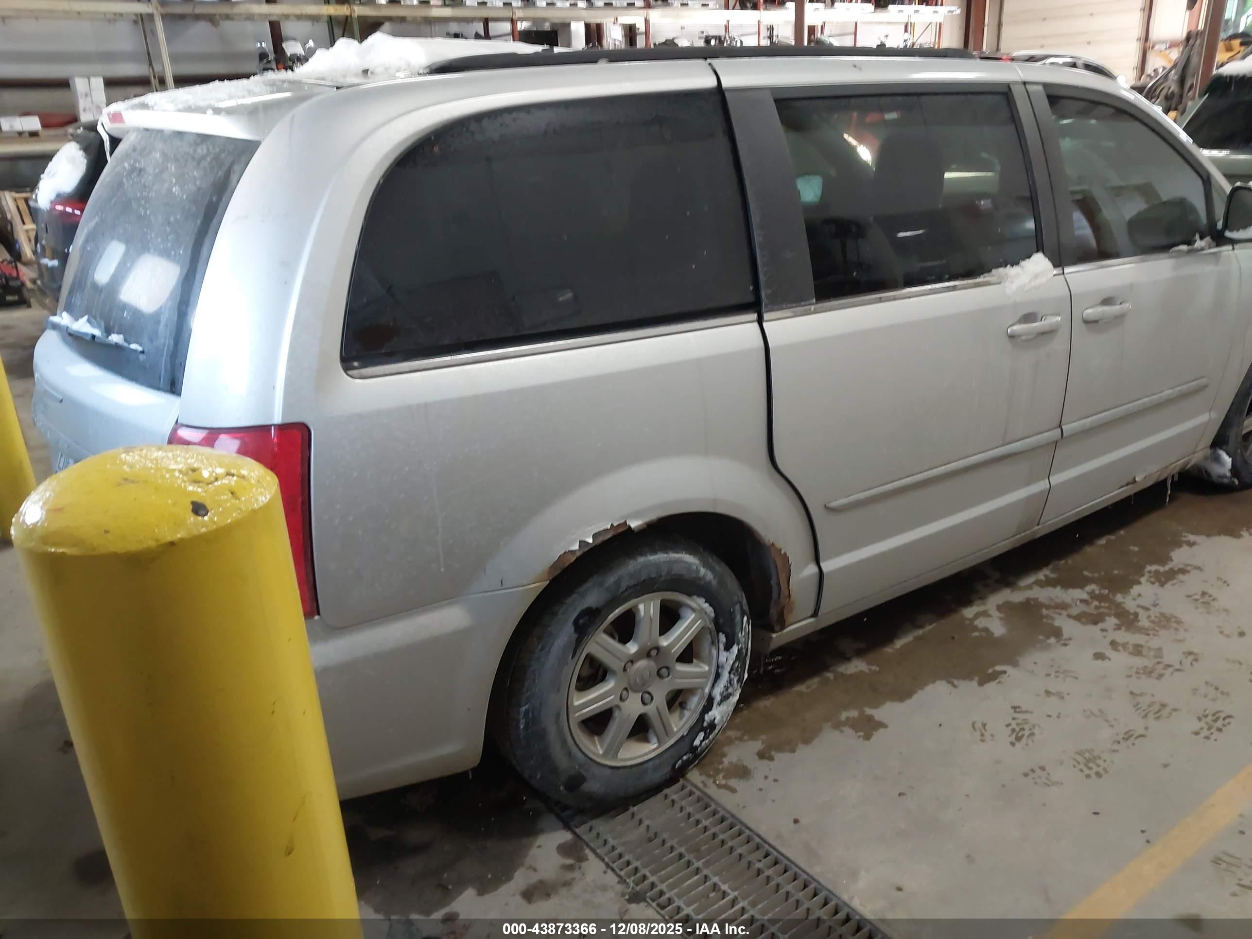 CHRYSLER TOWN image 4