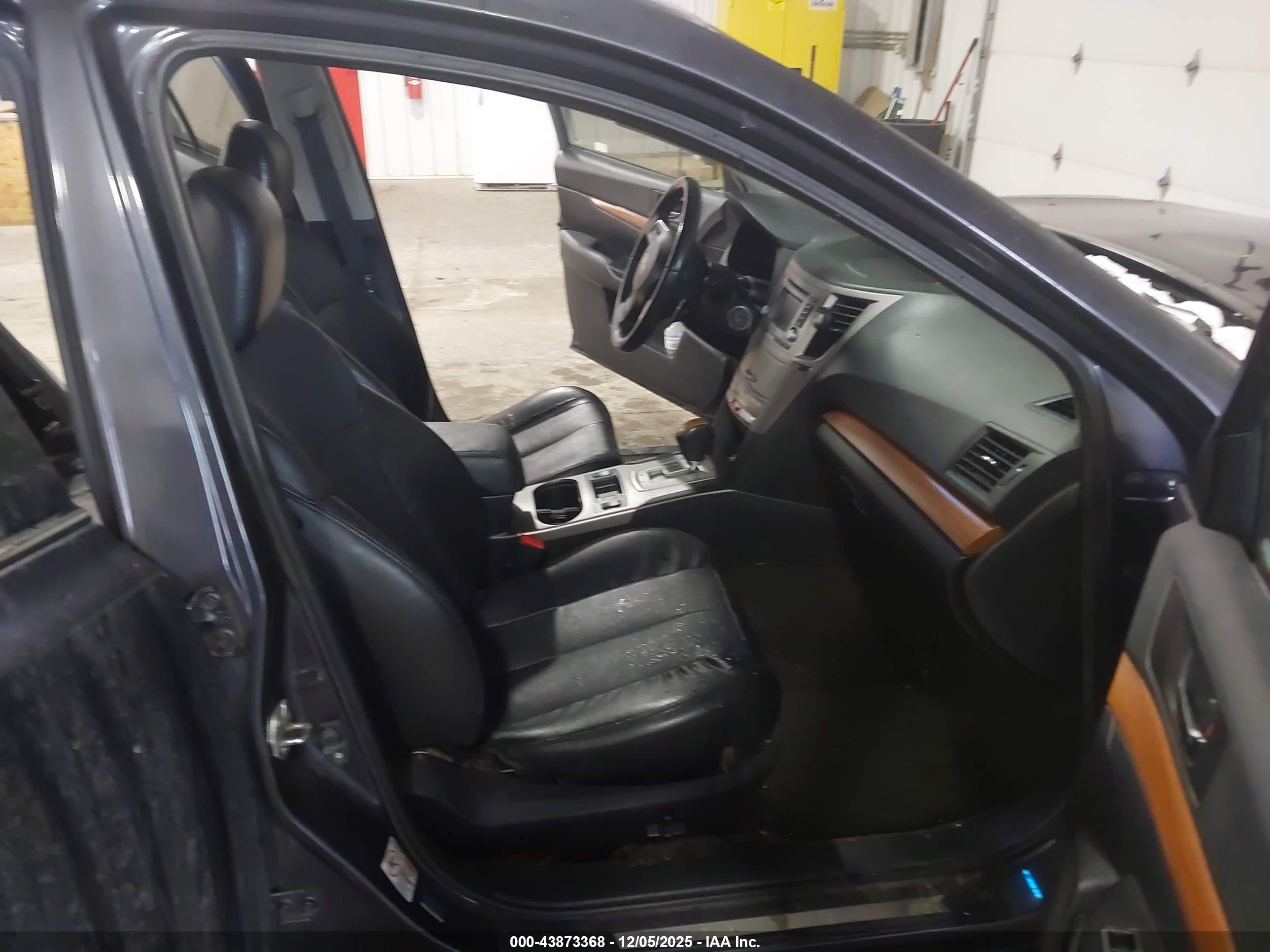 SUBARU OUTBACK image 5