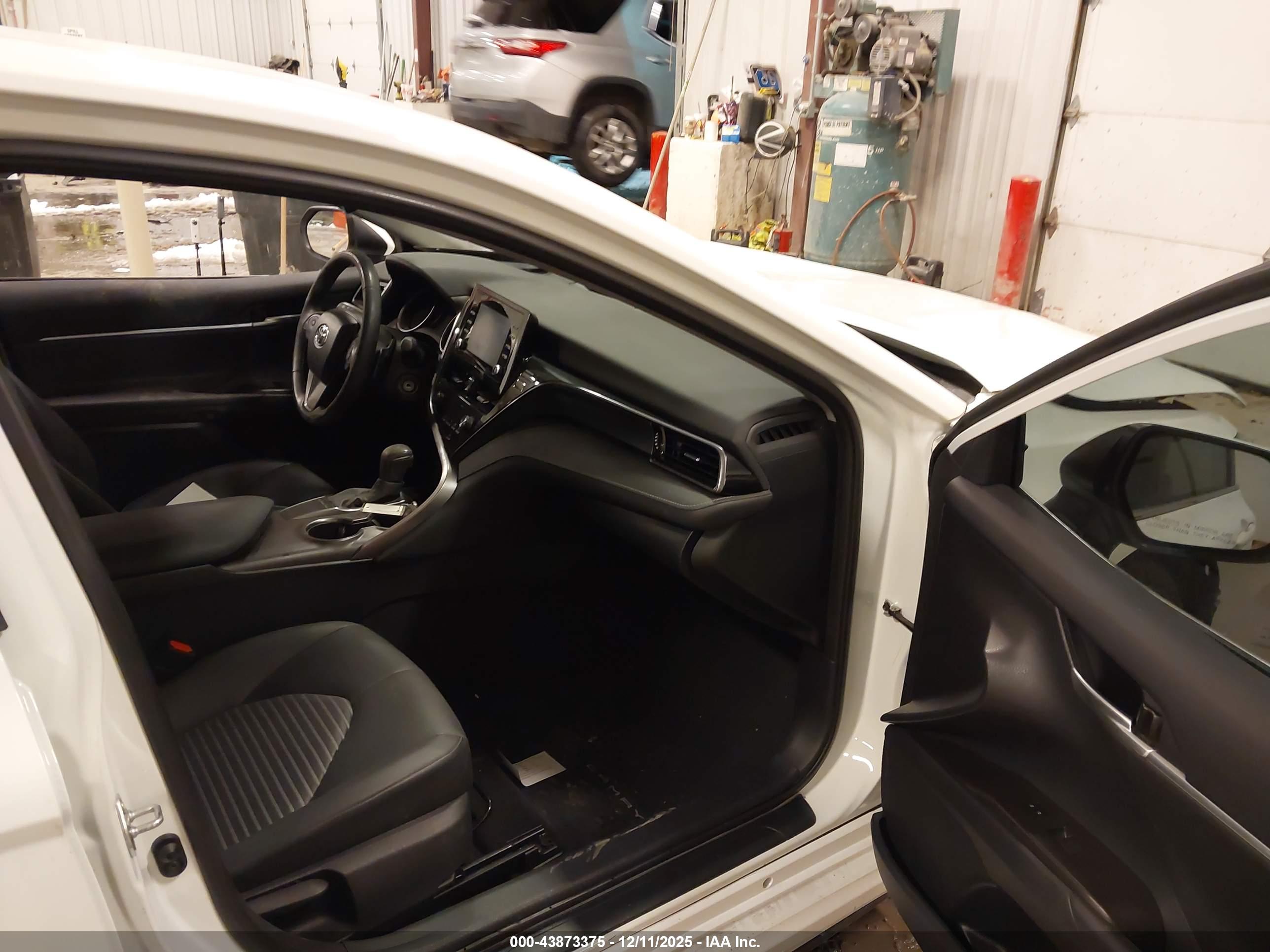 TOYOTA CAMRY image 5