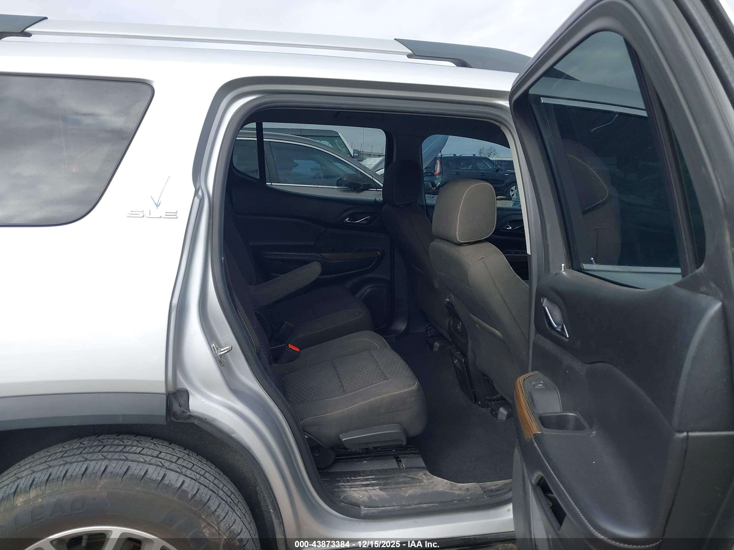 GMC ACADIA image 8